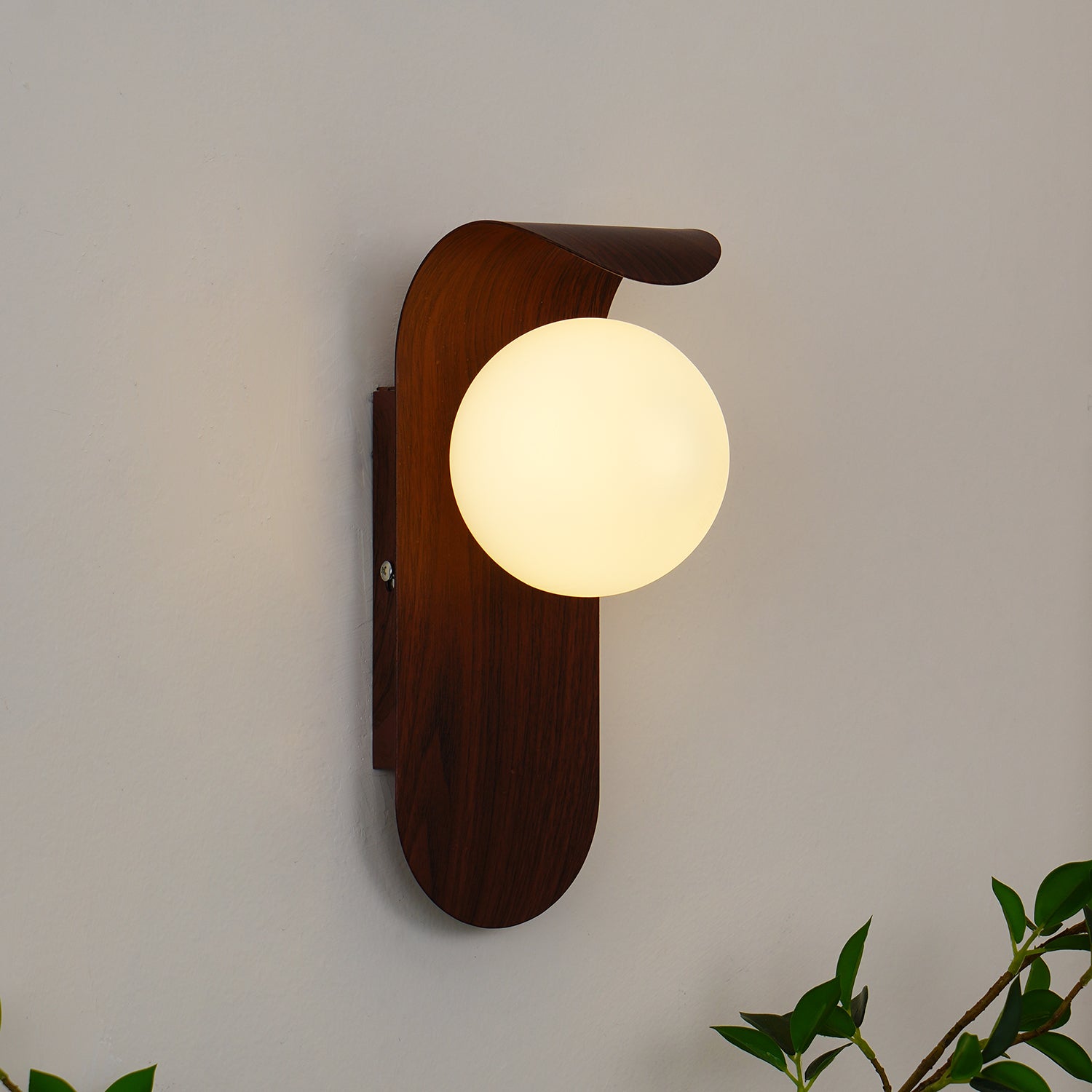 Exuro Wandleuchte für den Innenbereich aus Holz / Nussbaum