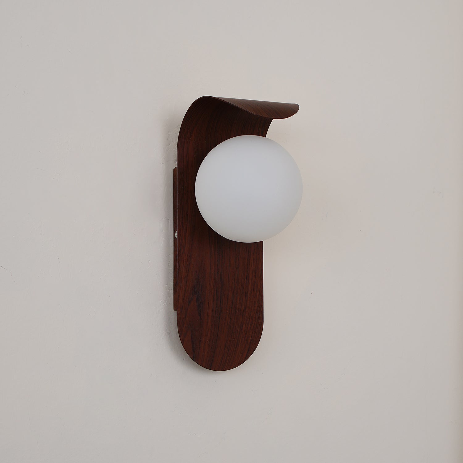 Exuro Wandleuchte für den Innenbereich aus Holz / Nussbaum