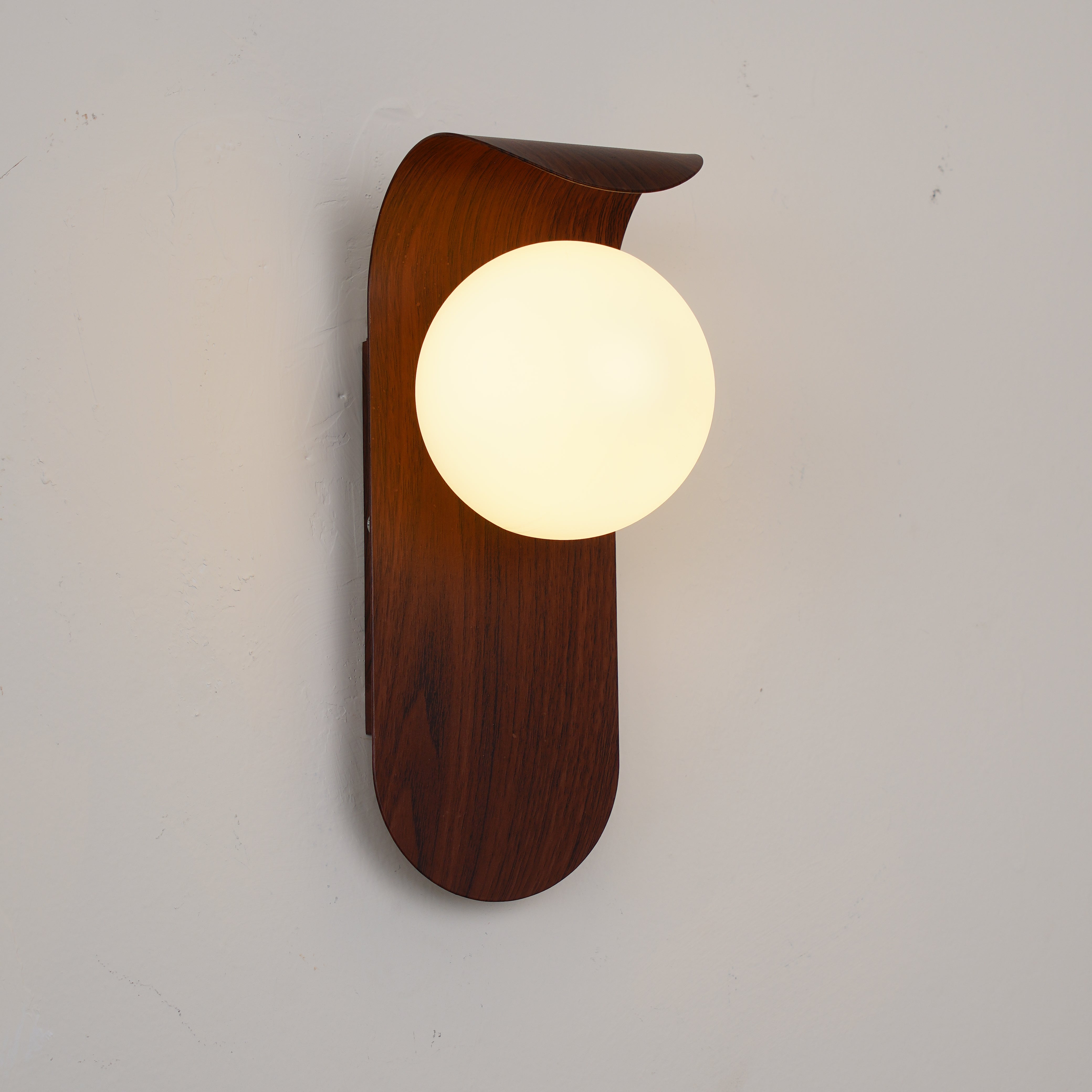 Exuro Wandleuchte für den Innenbereich aus Holz / Nussbaum