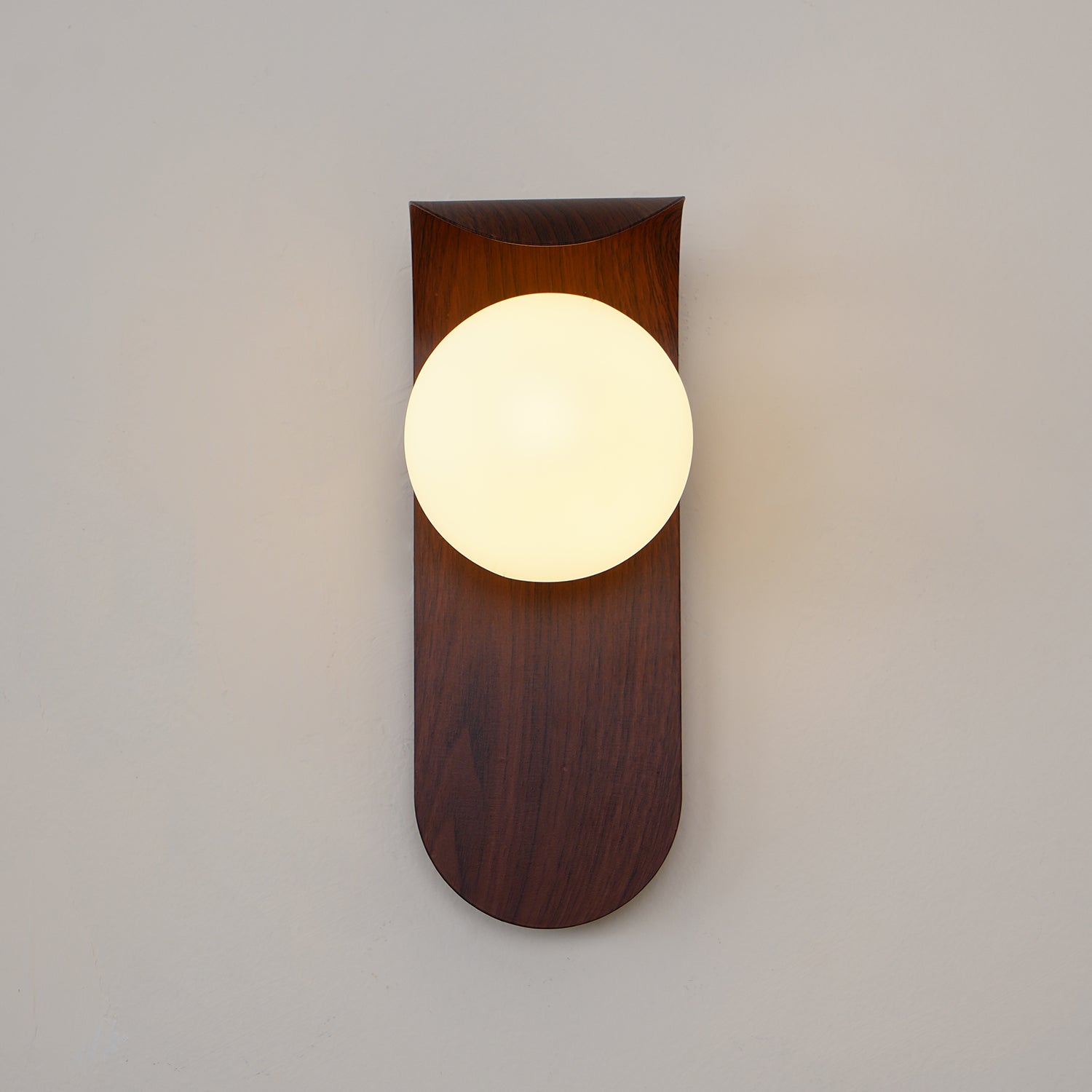 Exuro Wandleuchte für den Innenbereich aus Holz / Nussbaum