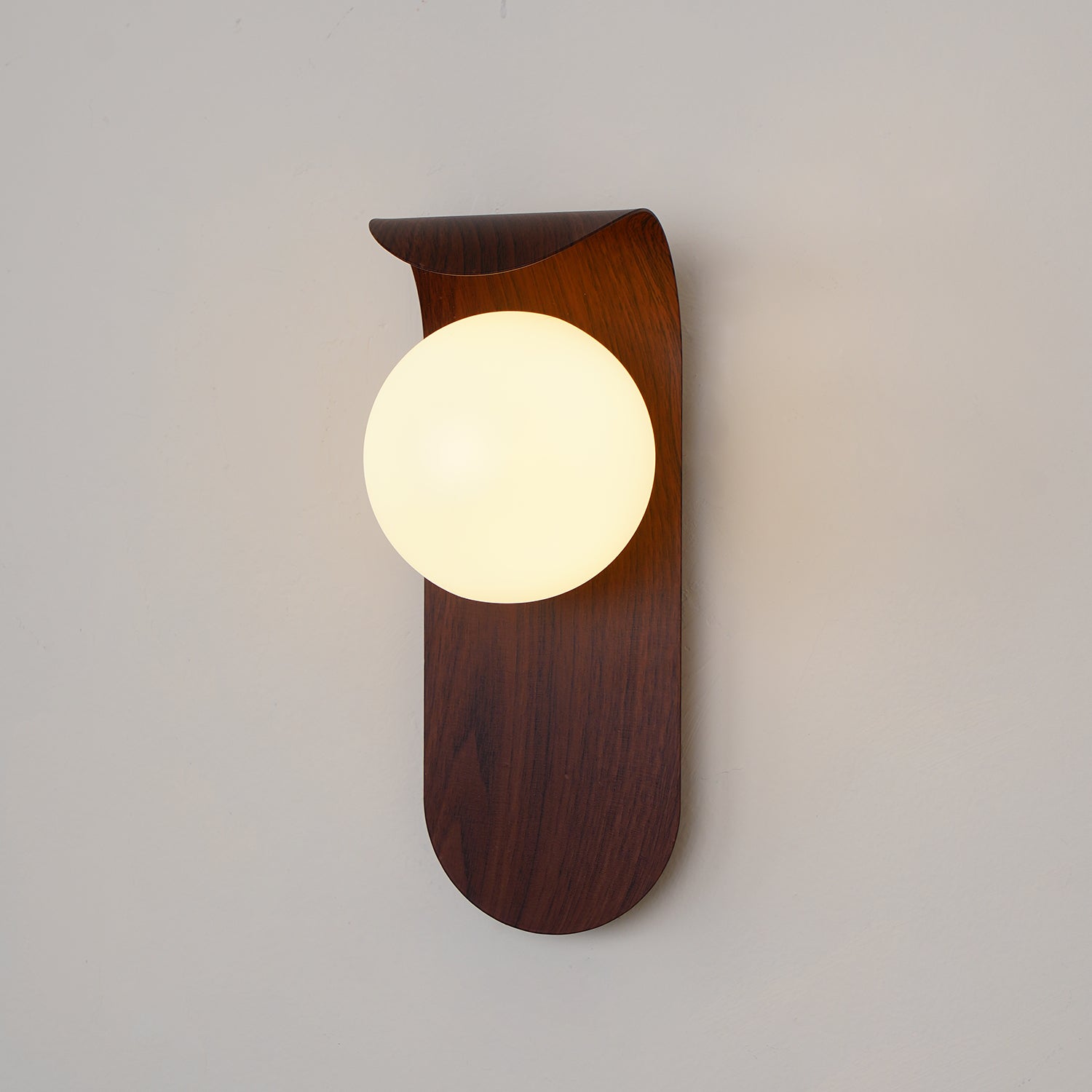 Exuro Wandleuchte für den Innenbereich aus Holz / Nussbaum