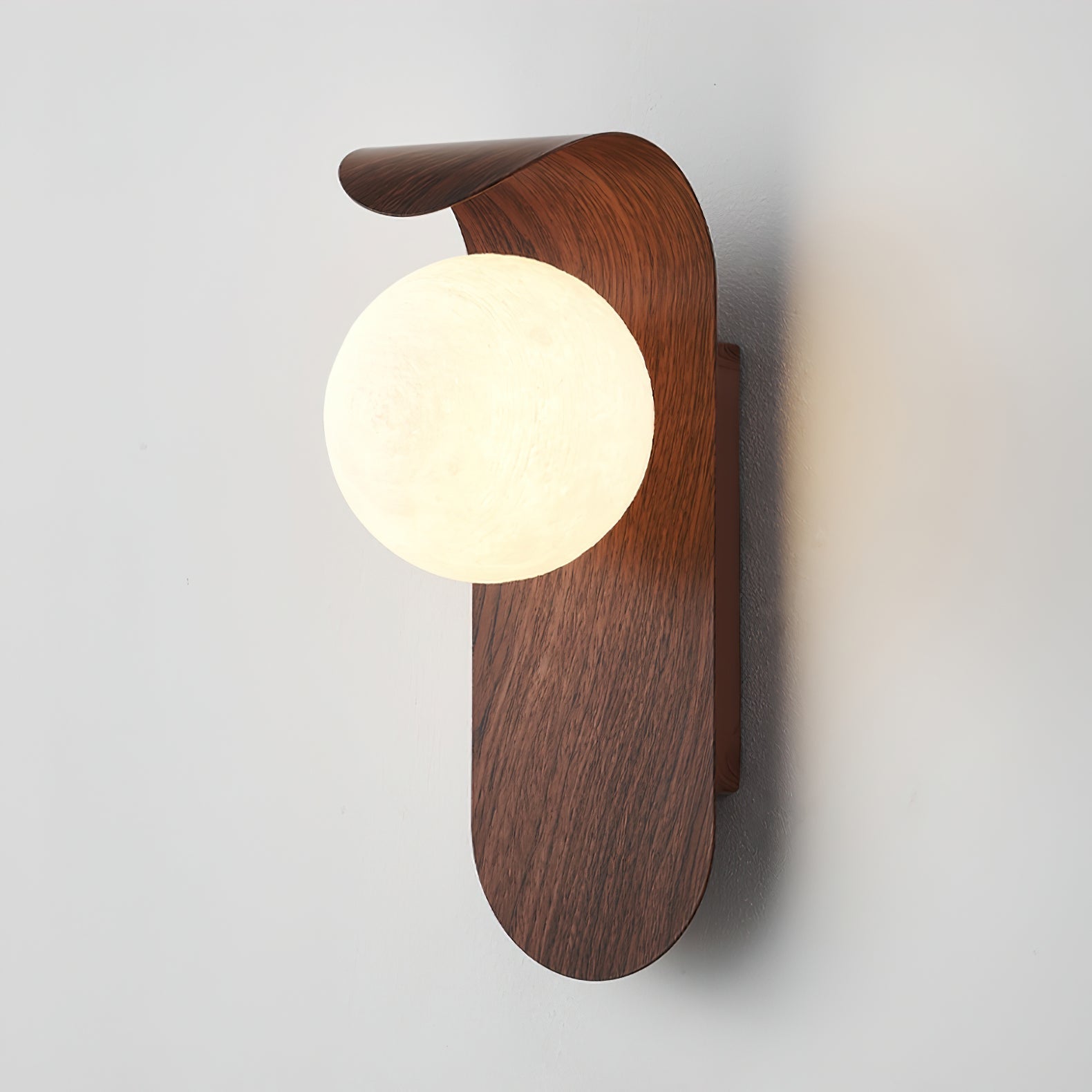 Exuro Wandleuchte für den Innenbereich aus Holz / Nussbaum