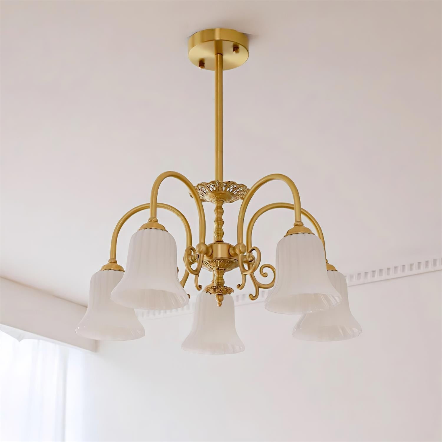 Alto Kronleuchter Messing Arme Weißes Glas-Letslighting