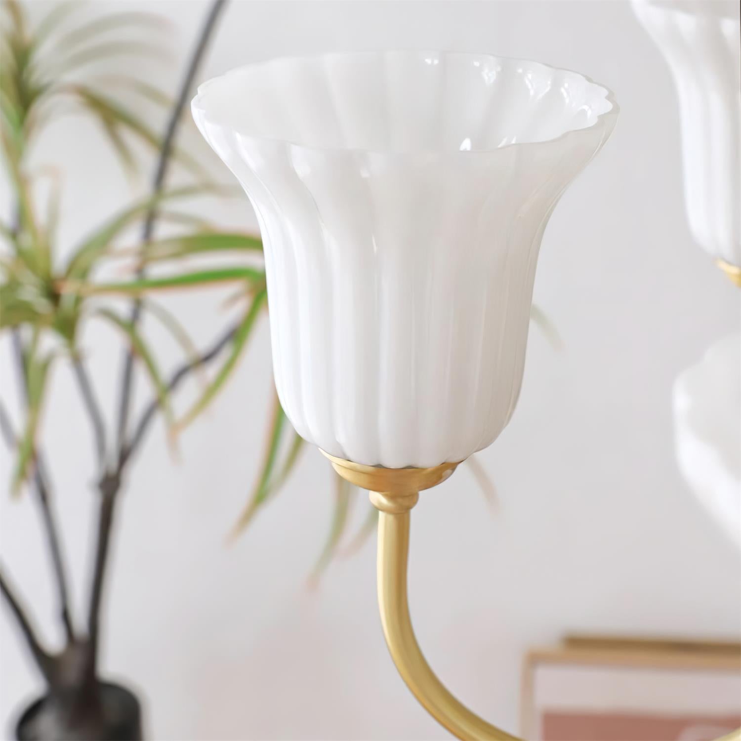 Alto Kronleuchter Messing Arme Weißes Glas-Letslighting