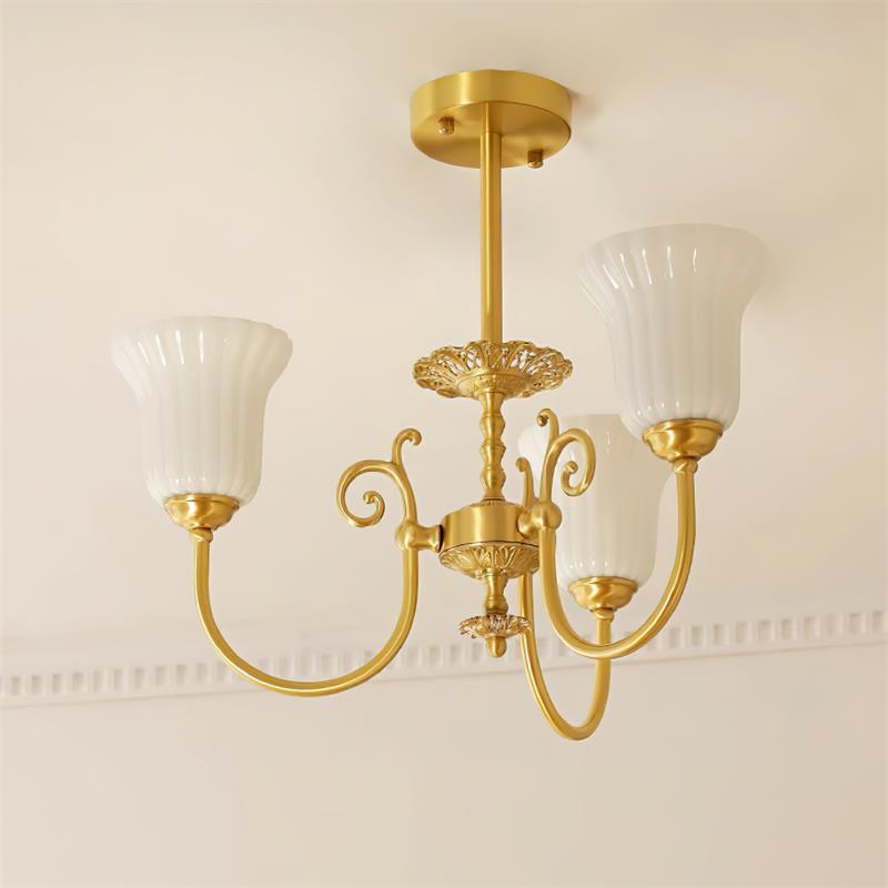 Alto Kronleuchter Messing Arme Weißes Glas-Letslighting