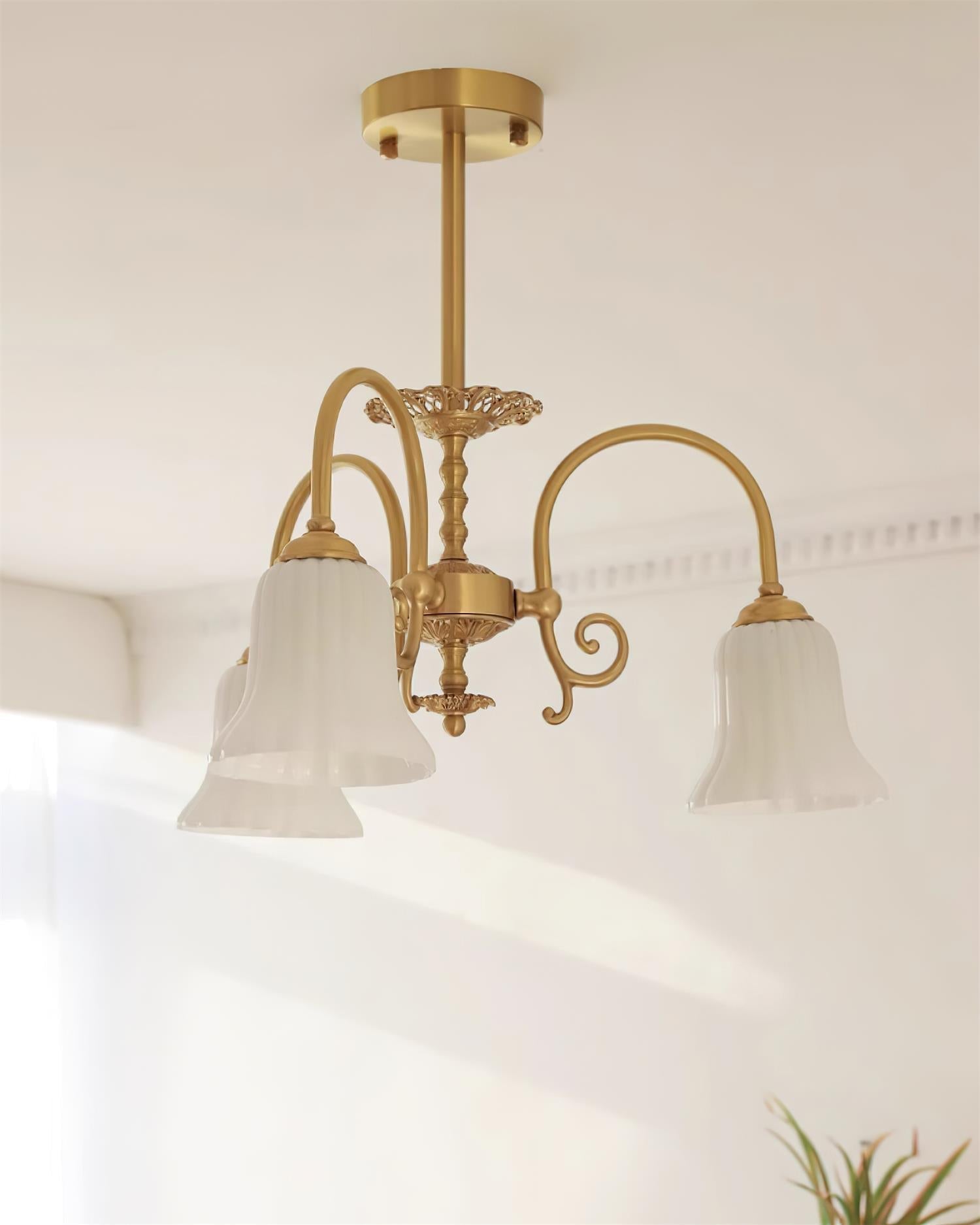 Alto Kronleuchter Messing Arme Weißes Glas-Letslighting
