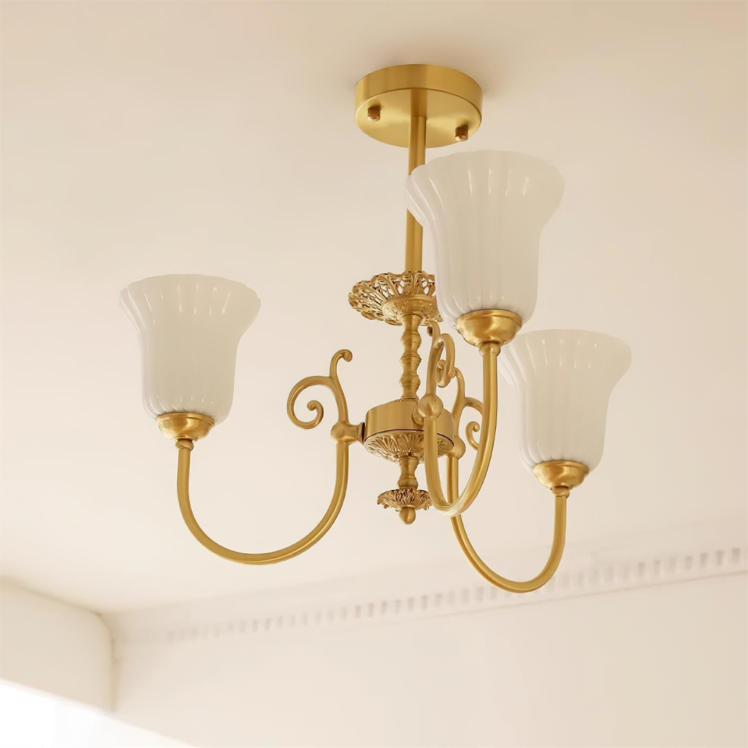 Alto Kronleuchter Messing Arme Weißes Glas-Letslighting