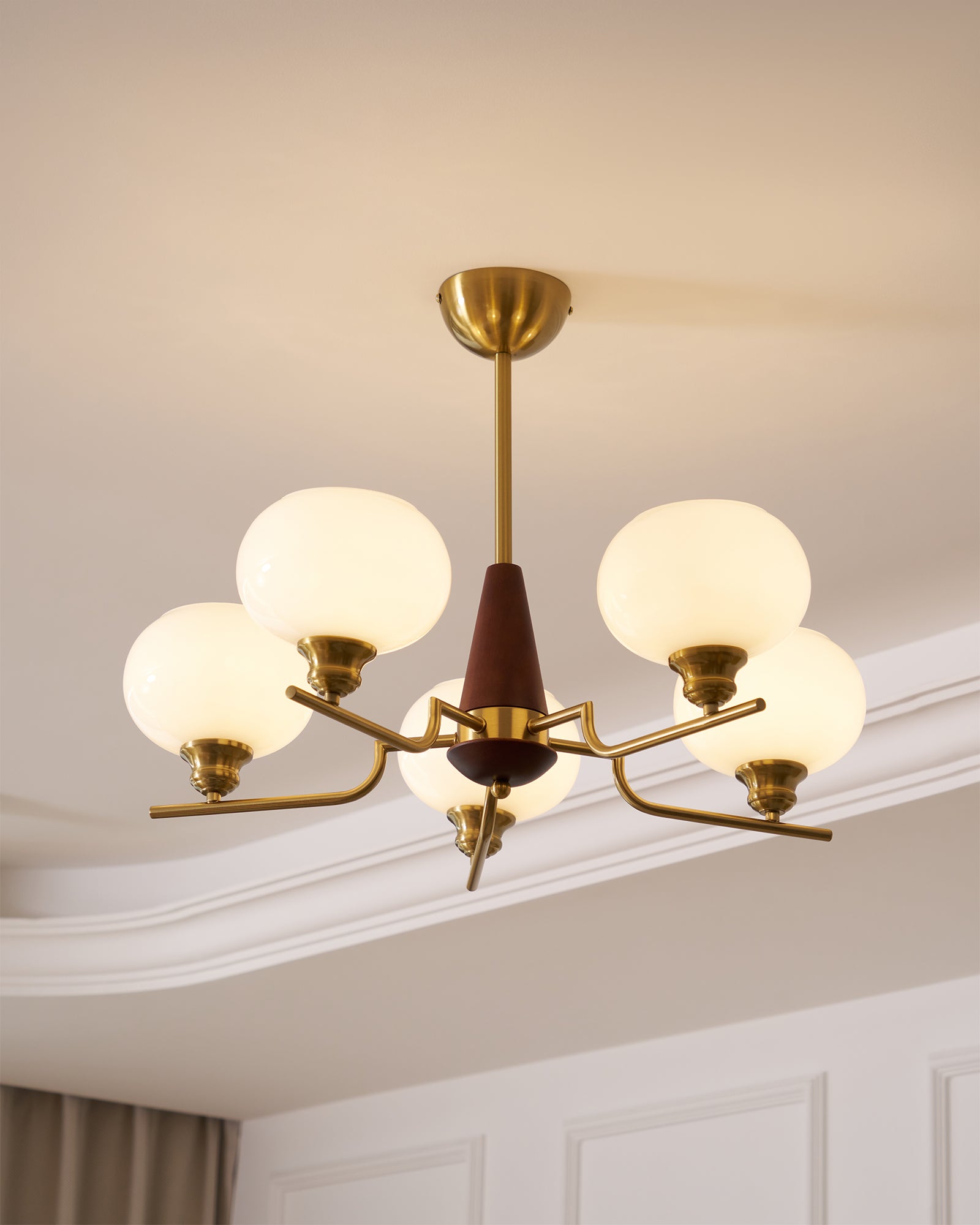 Lustra Kronleuchter Walnuss Mattglas-Kugeln-Letslighting