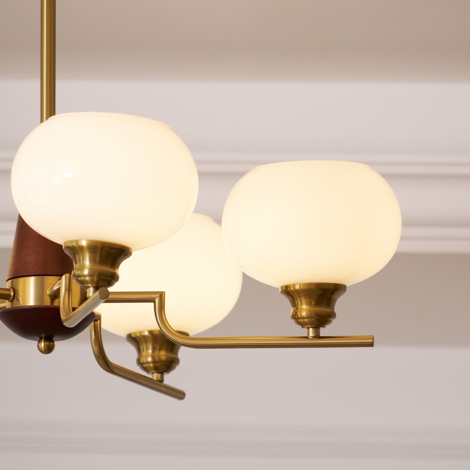 Lustra Kronleuchter Walnuss Mattglas-Kugeln-Letslighting