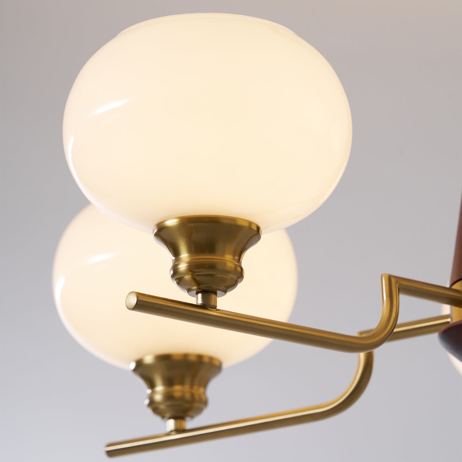 Lustra Kronleuchter Walnuss Mattglas-Kugeln-Letslighting