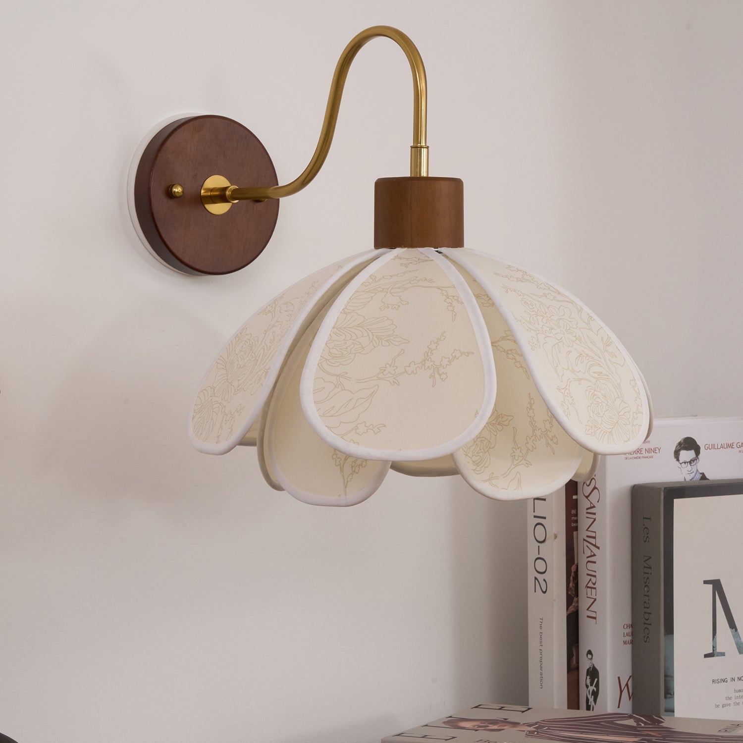 Yuki Wandleuchte mit floralen Holzelementen und Stoffschirm