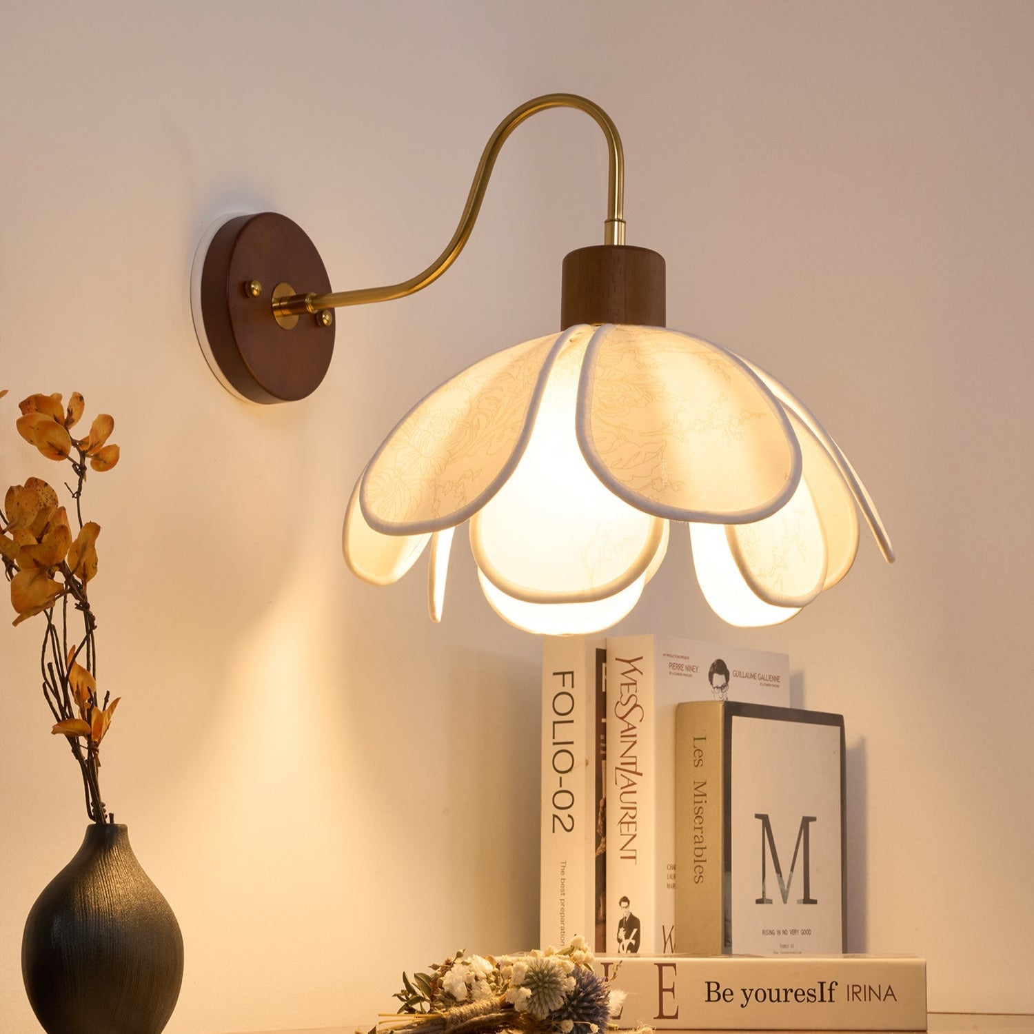 Yuki Wandleuchte mit floralen Holzelementen und Stoffschirm