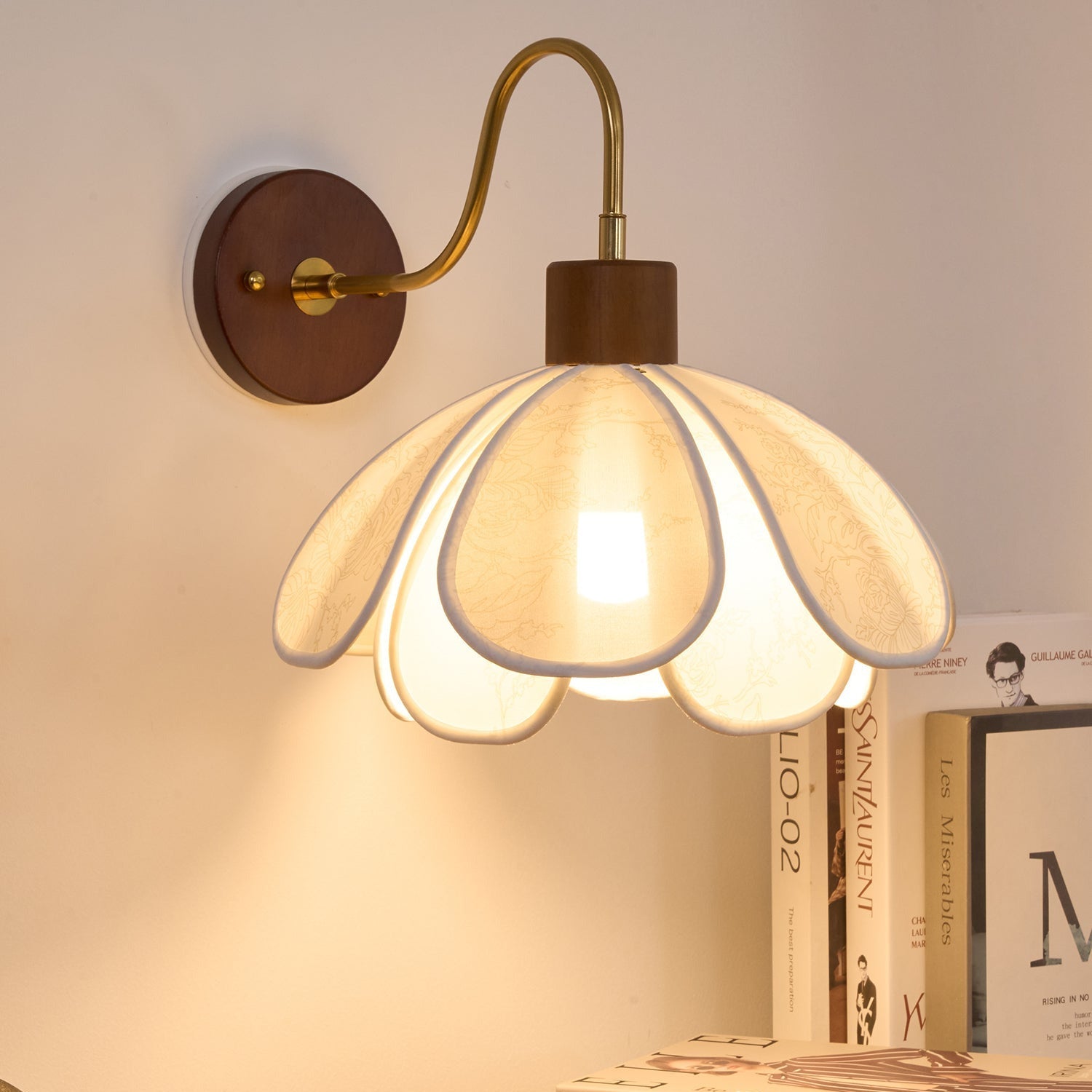 Yuki Wandleuchte mit floralen Holzelementen und Stoffschirm