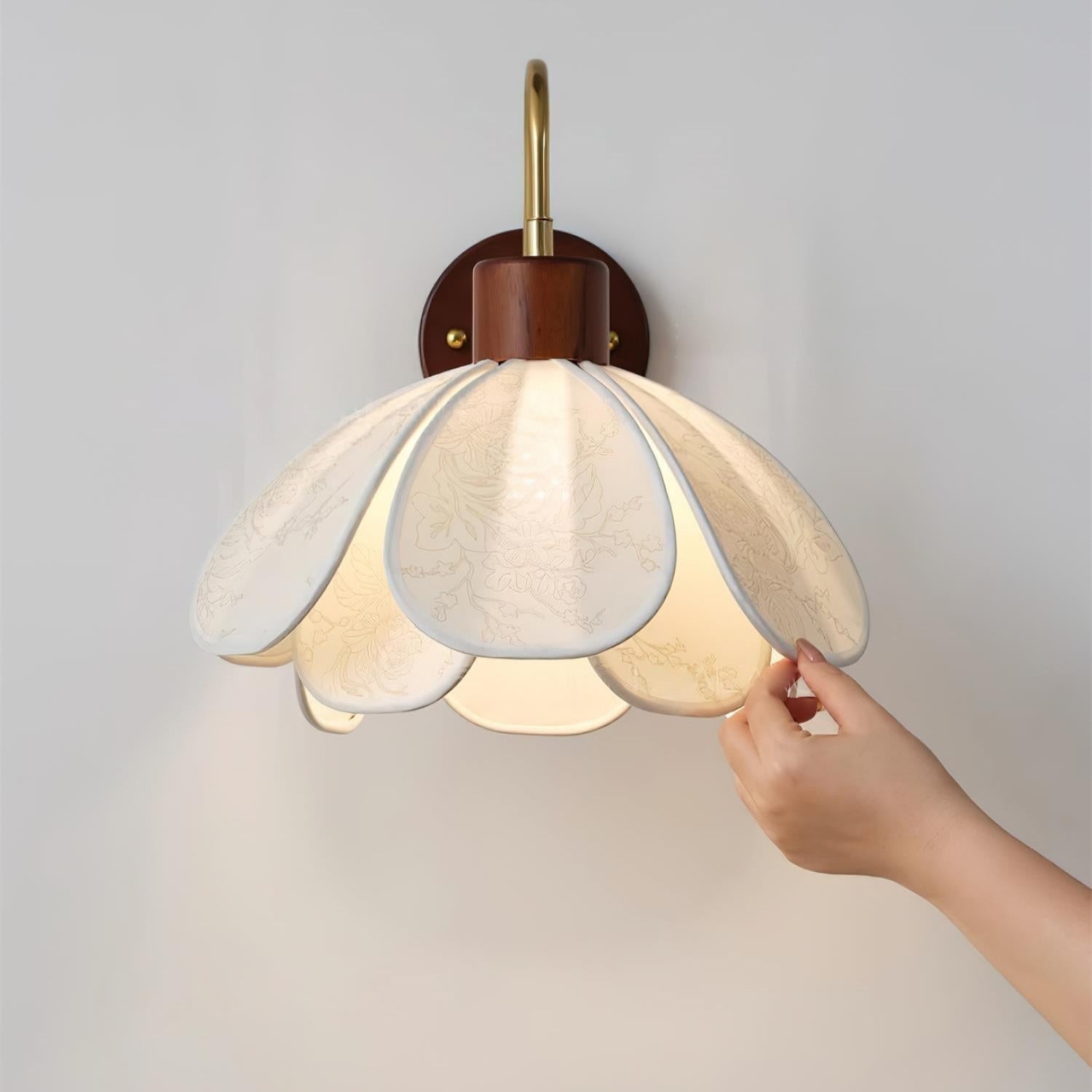 Yuki Wandleuchte mit floralen Holzelementen und Stoffschirm