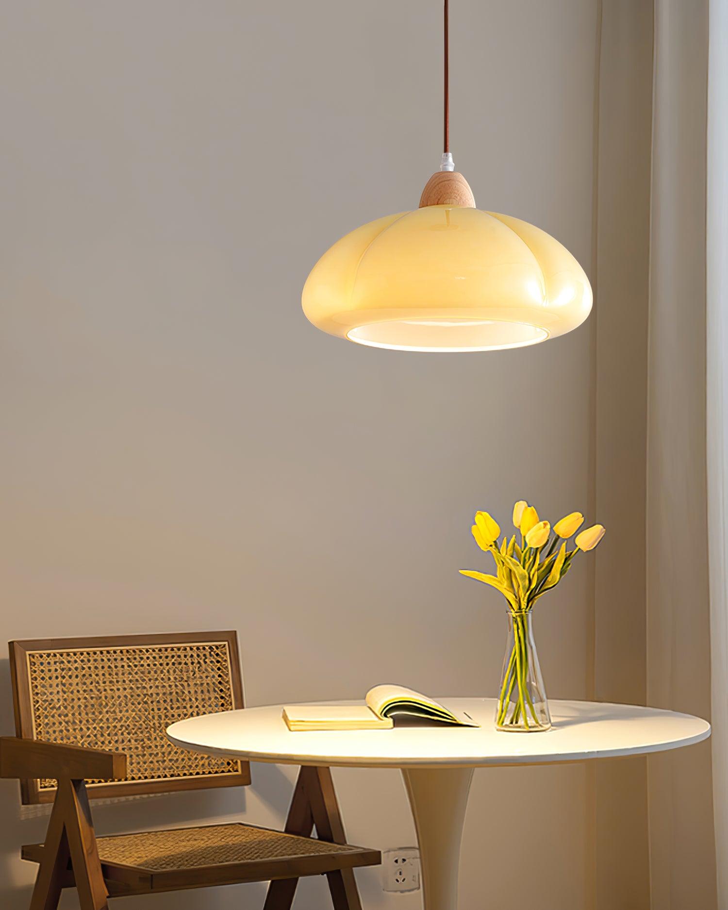 Pendelleuchte Abgerundeter Glasschirm Holzakzent Verspielt Modern-Letslighting