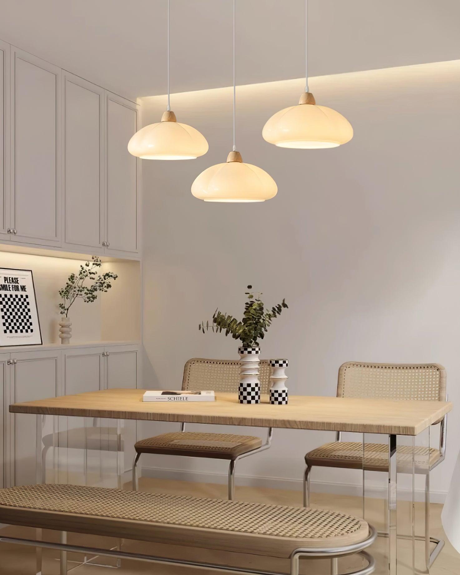 Pendelleuchte Abgerundeter Glasschirm Holzakzent Verspielt Modern-Letslighting