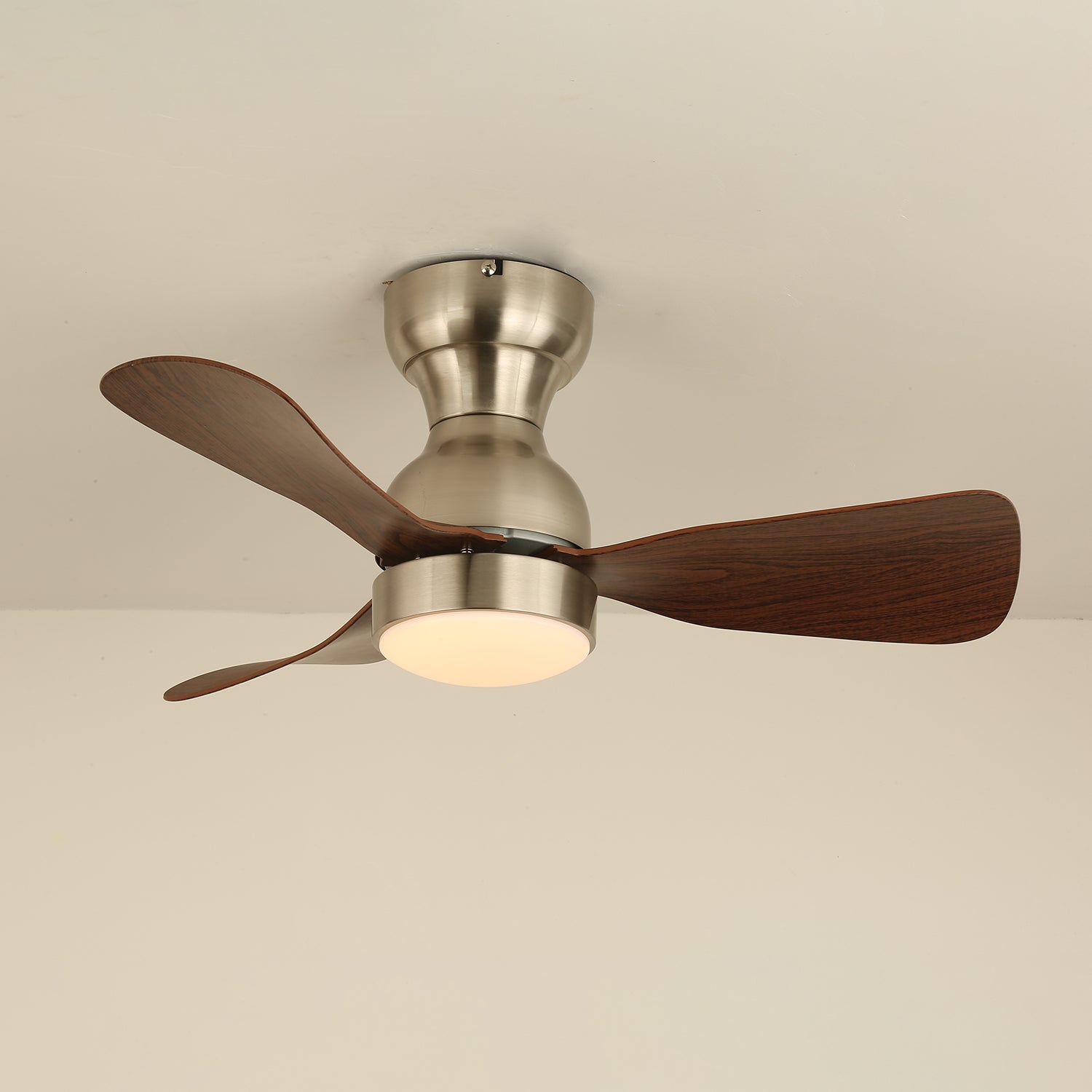 Lifestyle-Aufnahme des Aurdorus Ventilators mit Beleuchtung, der einen Innenraum erhellt