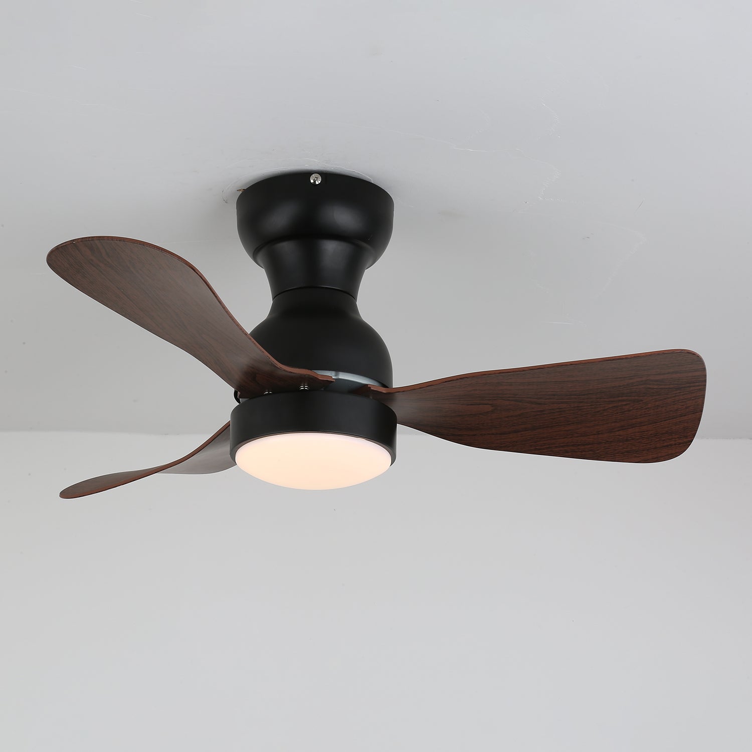Aurdorus Deckenventilator mit Beleuchtung in einem modernen Wohnzimmer