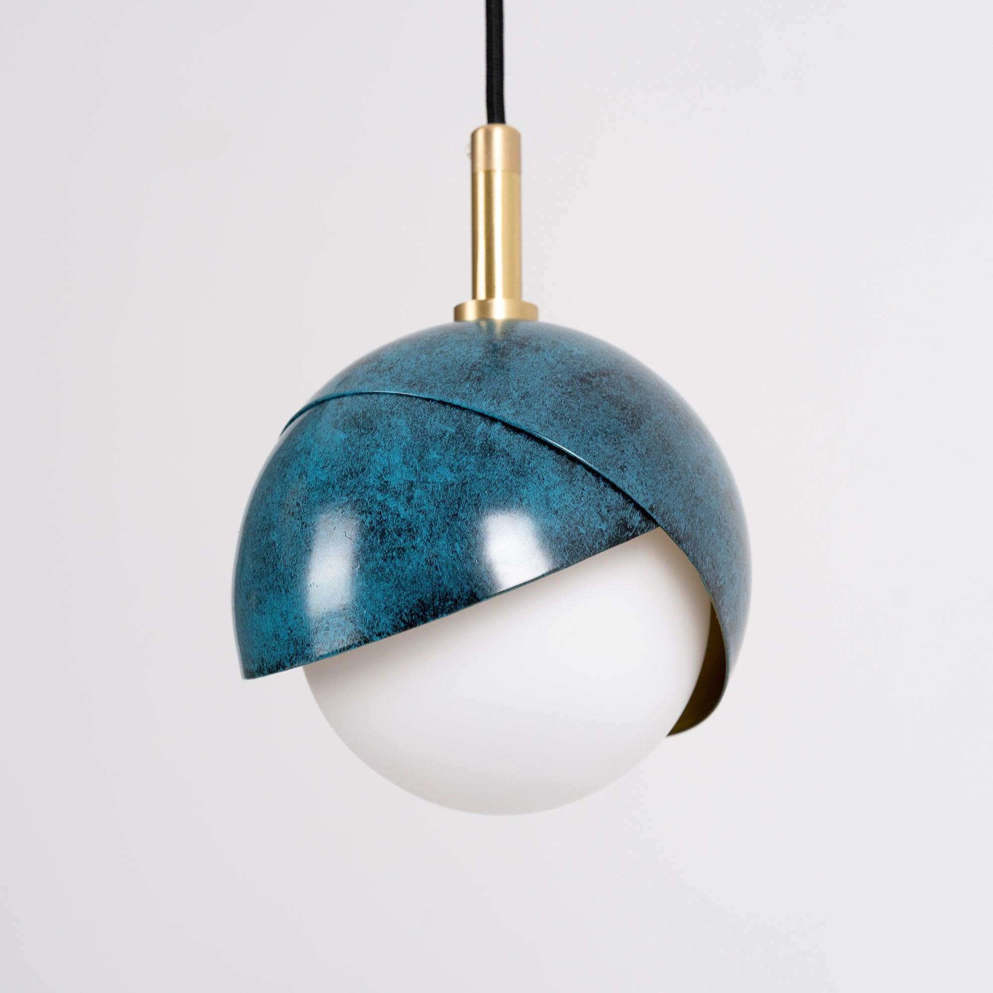 Solara Moderne Pendelleuchte Messing Geschachtelte Opalkugel-Letslighting