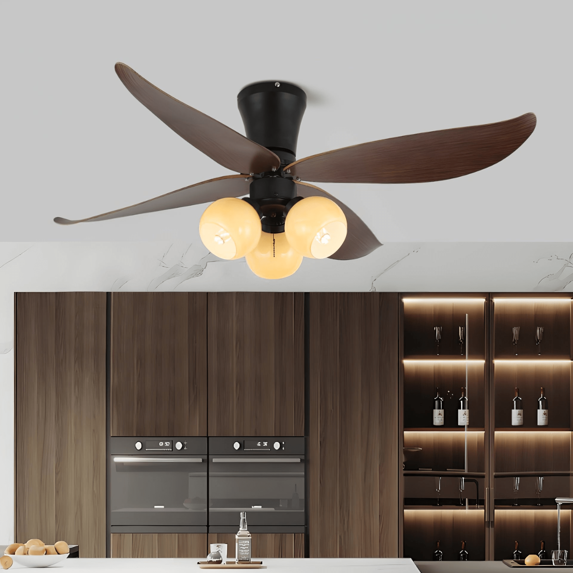 Nahaufnahme der Holzflügel der Lunair Vintage Deckenventilatorleuchte