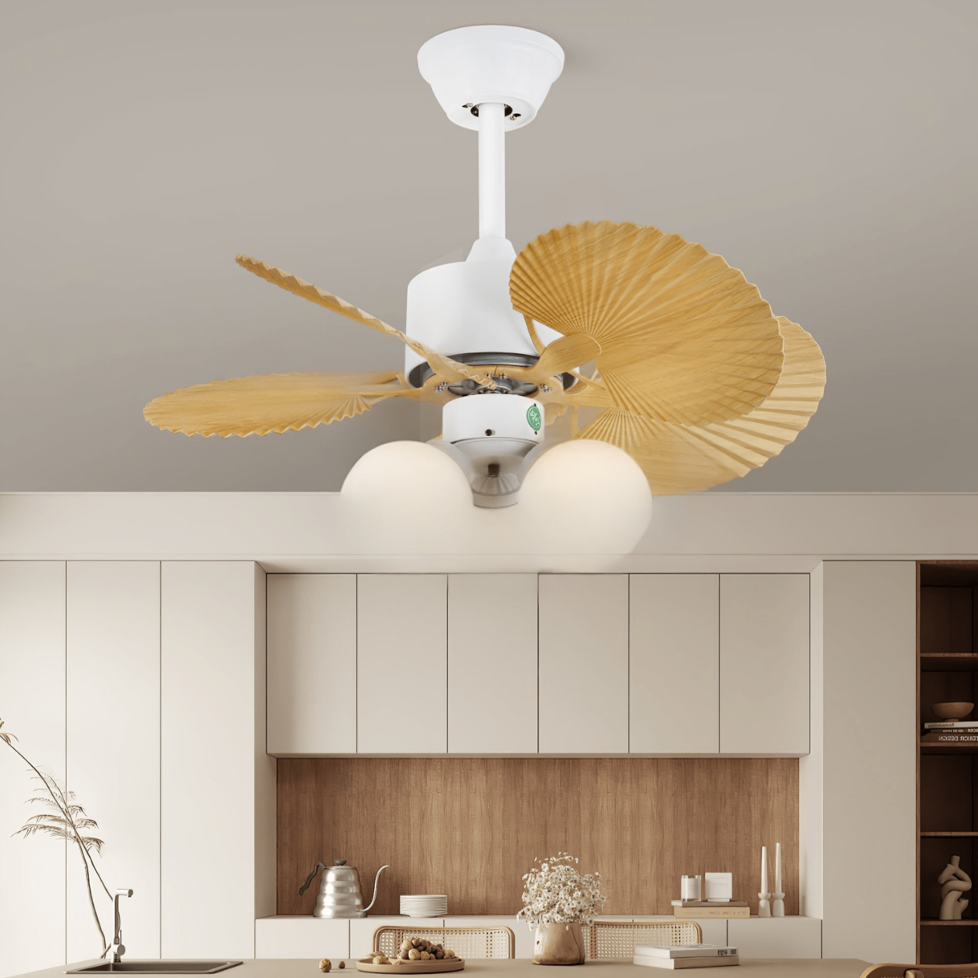 Aurelia Vintage Deckenventilatorleuchte aus Holz und Glas, die ihren Motor aus reinem Kupfer zeigt