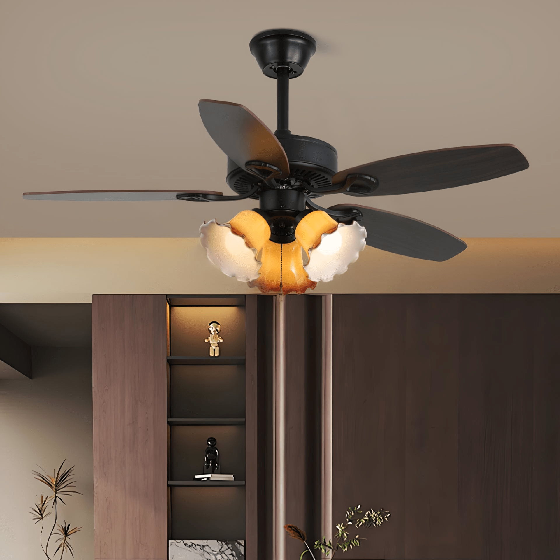 Nahaufnahme der Holzflügel und des Glasschirms der Calviera Vintage Deckenventilatorleuchte aus Holz und Glas