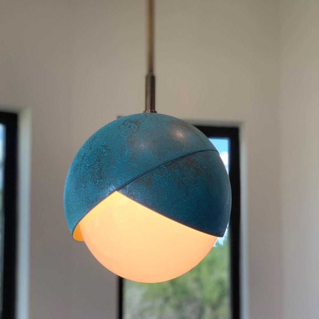 Solara Moderne Pendelleuchte Messing Geschachtelte Opalkugel-Letslighting