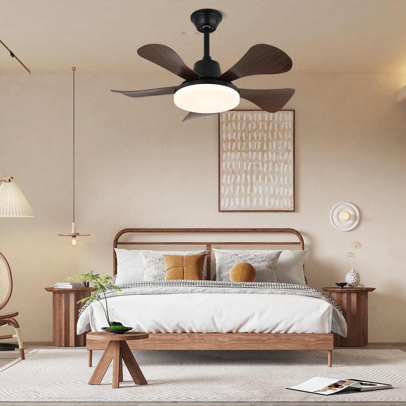 Aveline Deckenventilatorleuchte aus Holz in einem modernen Wohnzimmer installiert