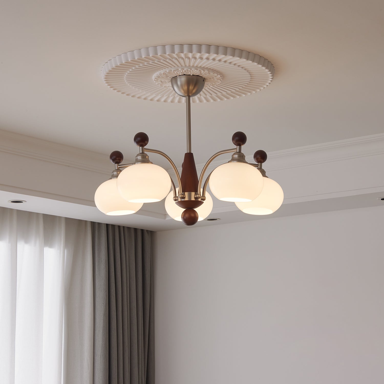Ivloria Traditionelle Eleganz Orbit Holz Glas Kronleuchter-Letslighting