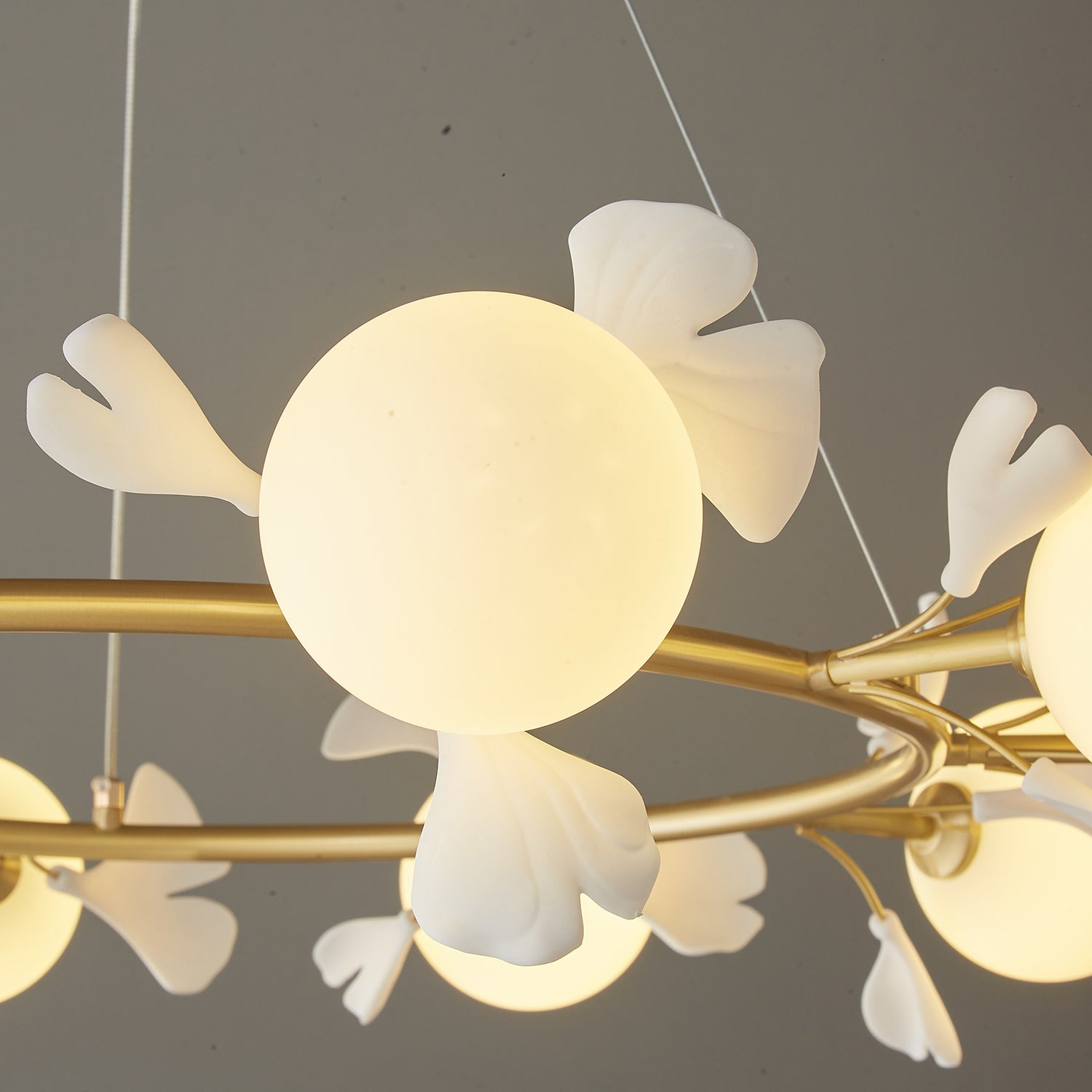 Olivia Keramik Gingko Blume Messing Kronleuchter-Letslighting