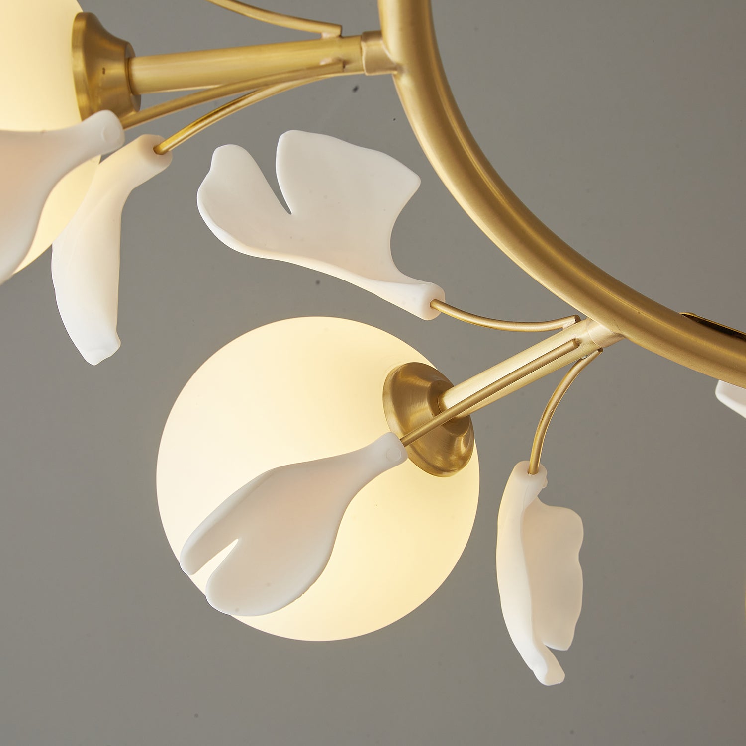Olivia Keramik Gingko Blume Messing Kronleuchter-Letslighting