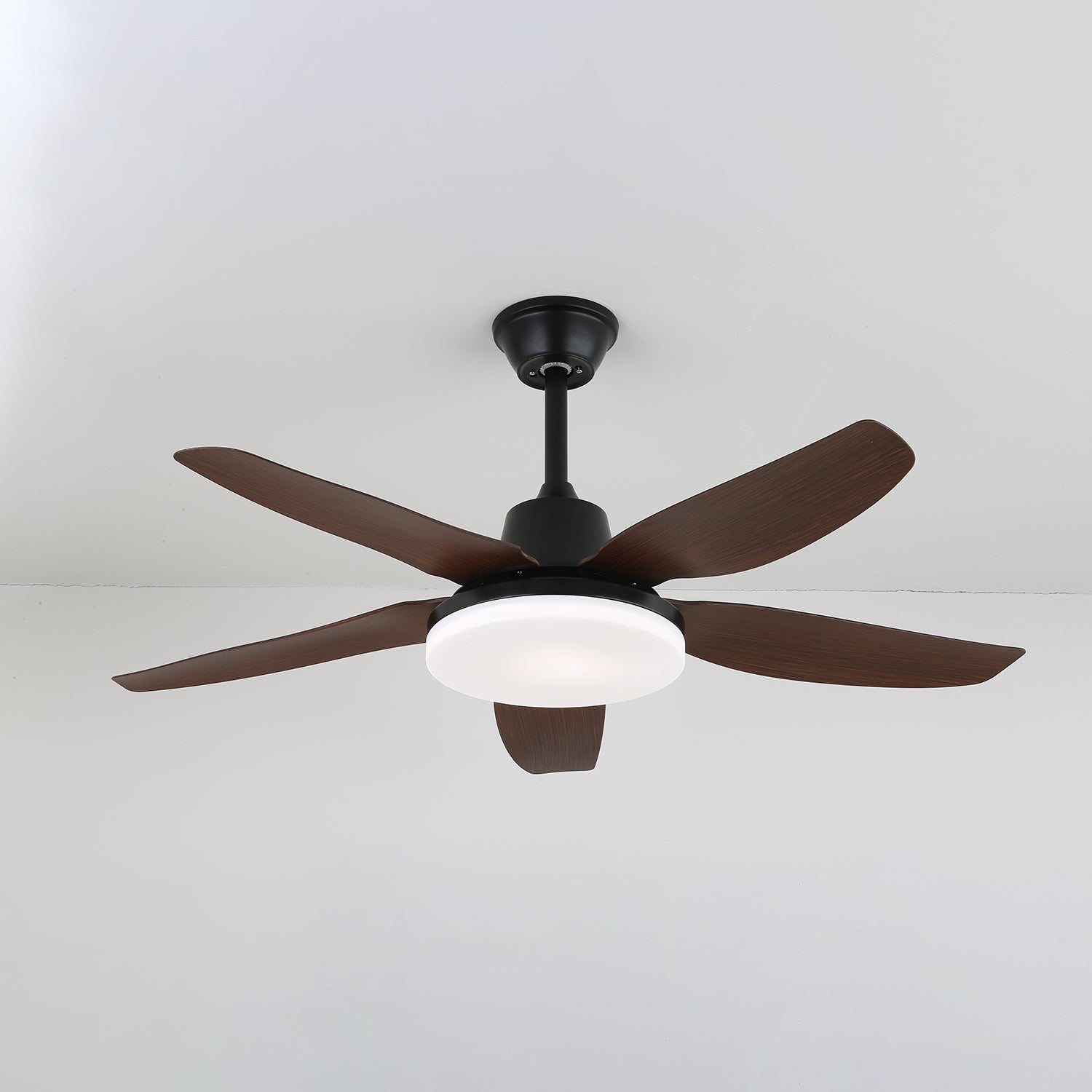 Luvo Moderner Deckenventilator mit Licht aus Holz in einer Innenraumumgebung