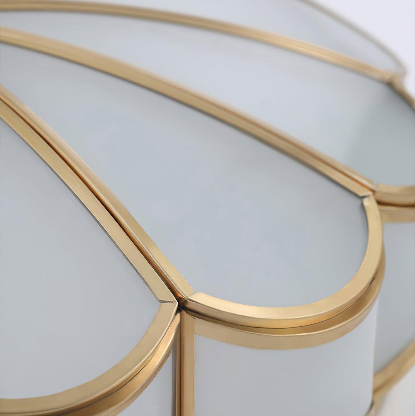 Ulira Deckenleuchte in Blumenform mit satiniertem Glas und Messing