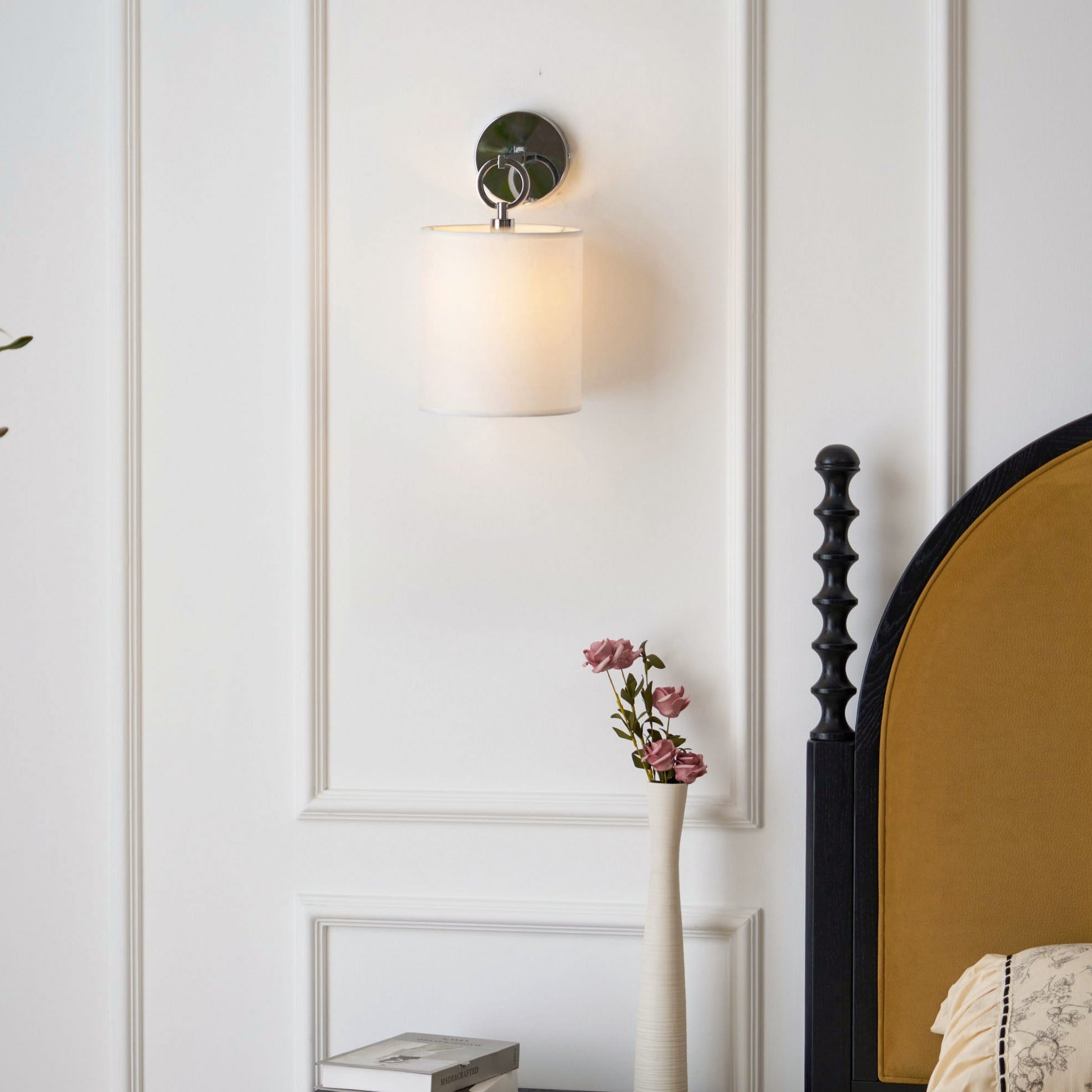 Iris Wandleuchte im Landhausstil mit zylindrischem Stoffschirm