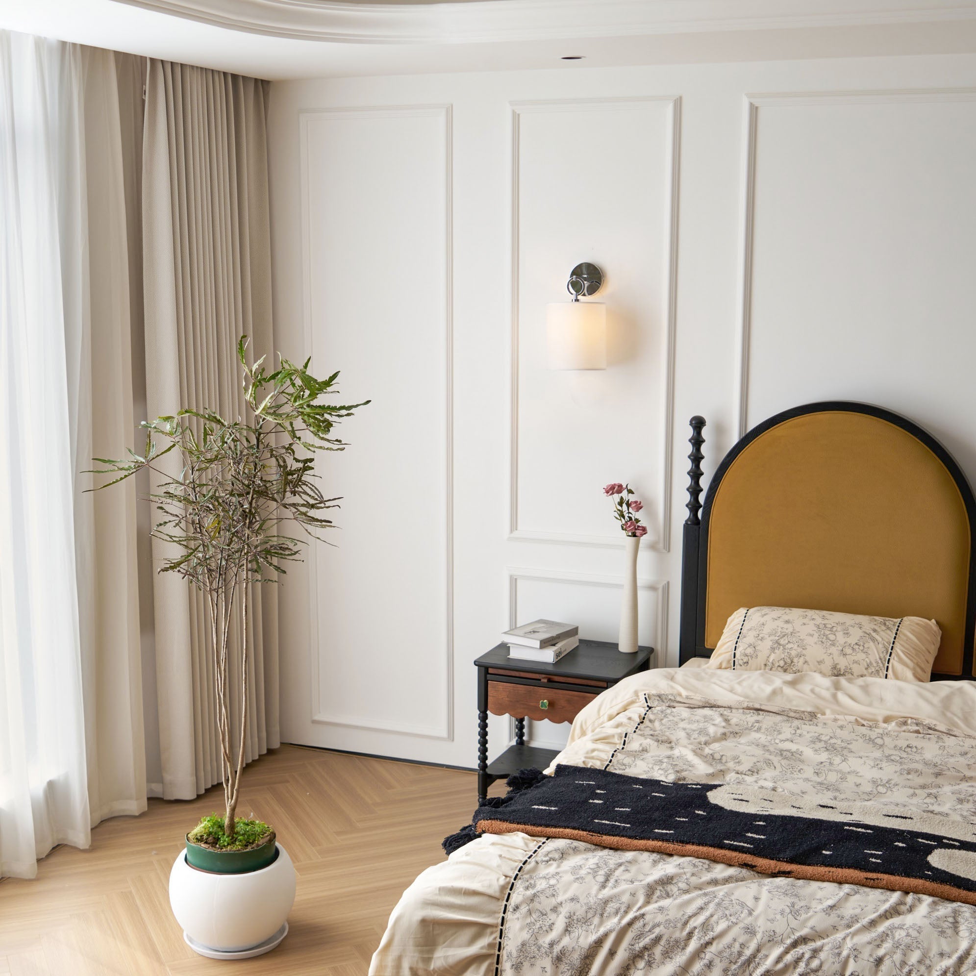 Iris Wandleuchte im Landhausstil mit zylindrischem Stoffschirm
