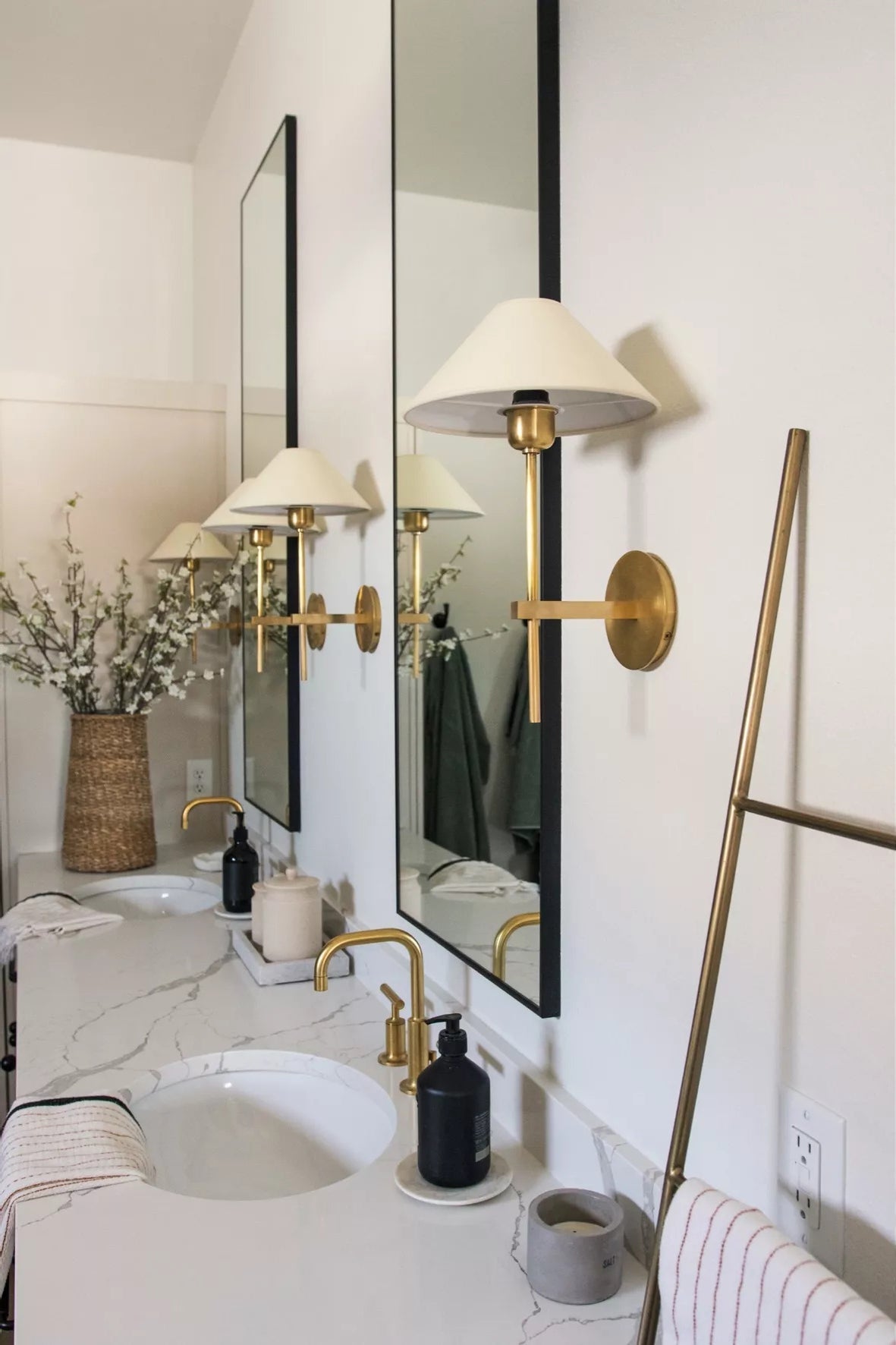 Zosilara Vintage Wandleuchte aus Messing mit Stoffbezug-Letslighting