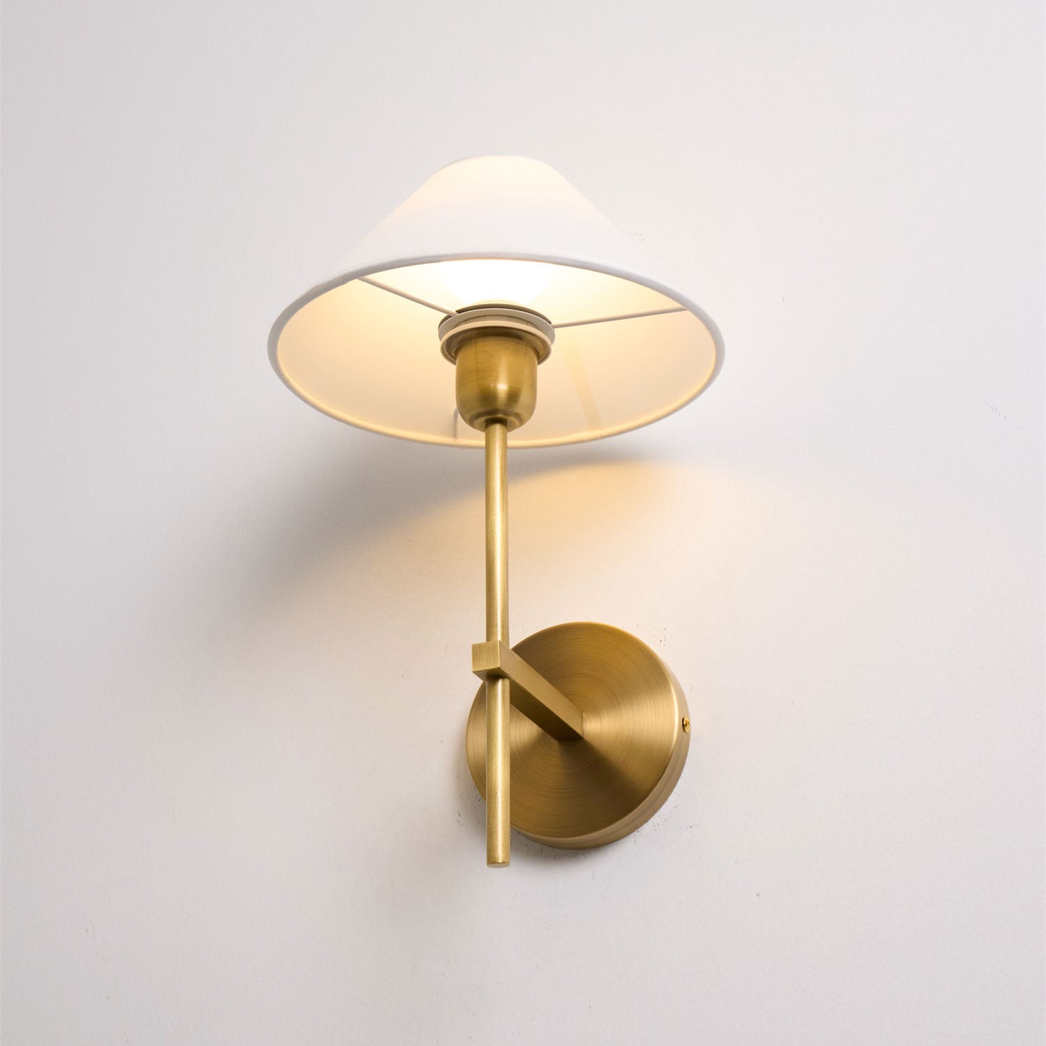 Zosilara Vintage Wandleuchte aus Messing mit Stoffbezug-Letslighting