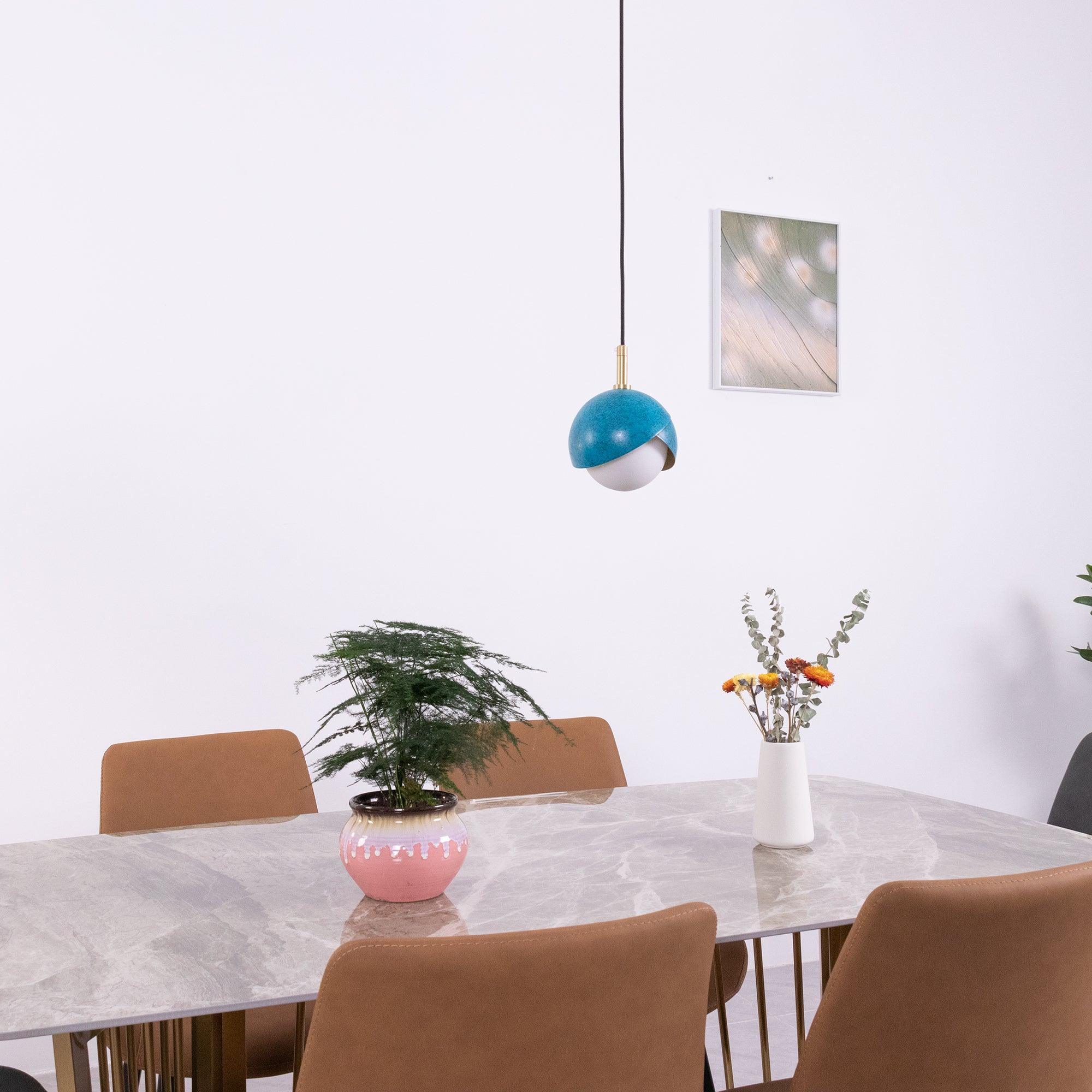 Solara Moderne Pendelleuchte Messing Geschachtelte Opalkugel-Letslighting