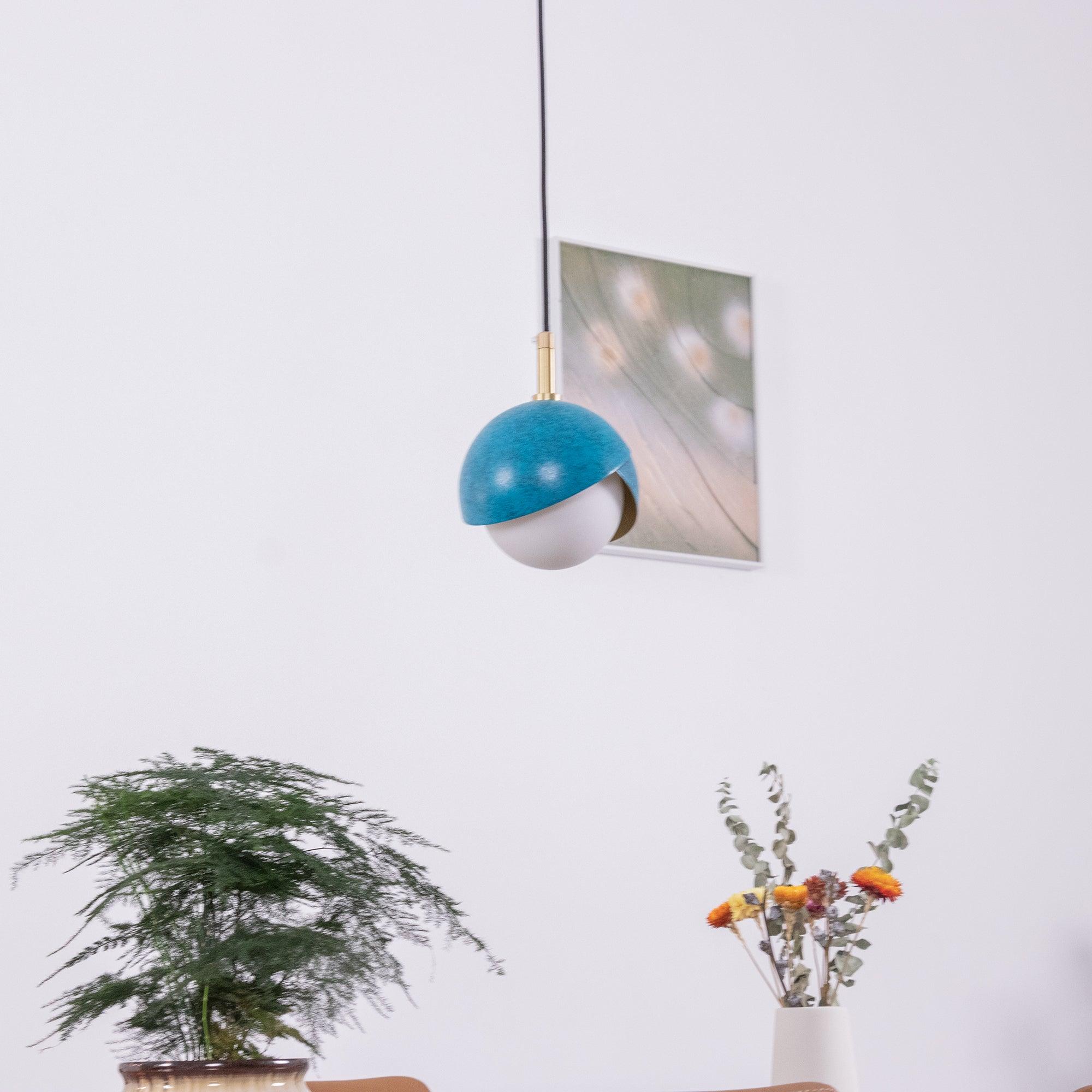 Solara Moderne Pendelleuchte Messing Geschachtelte Opalkugel-Letslighting