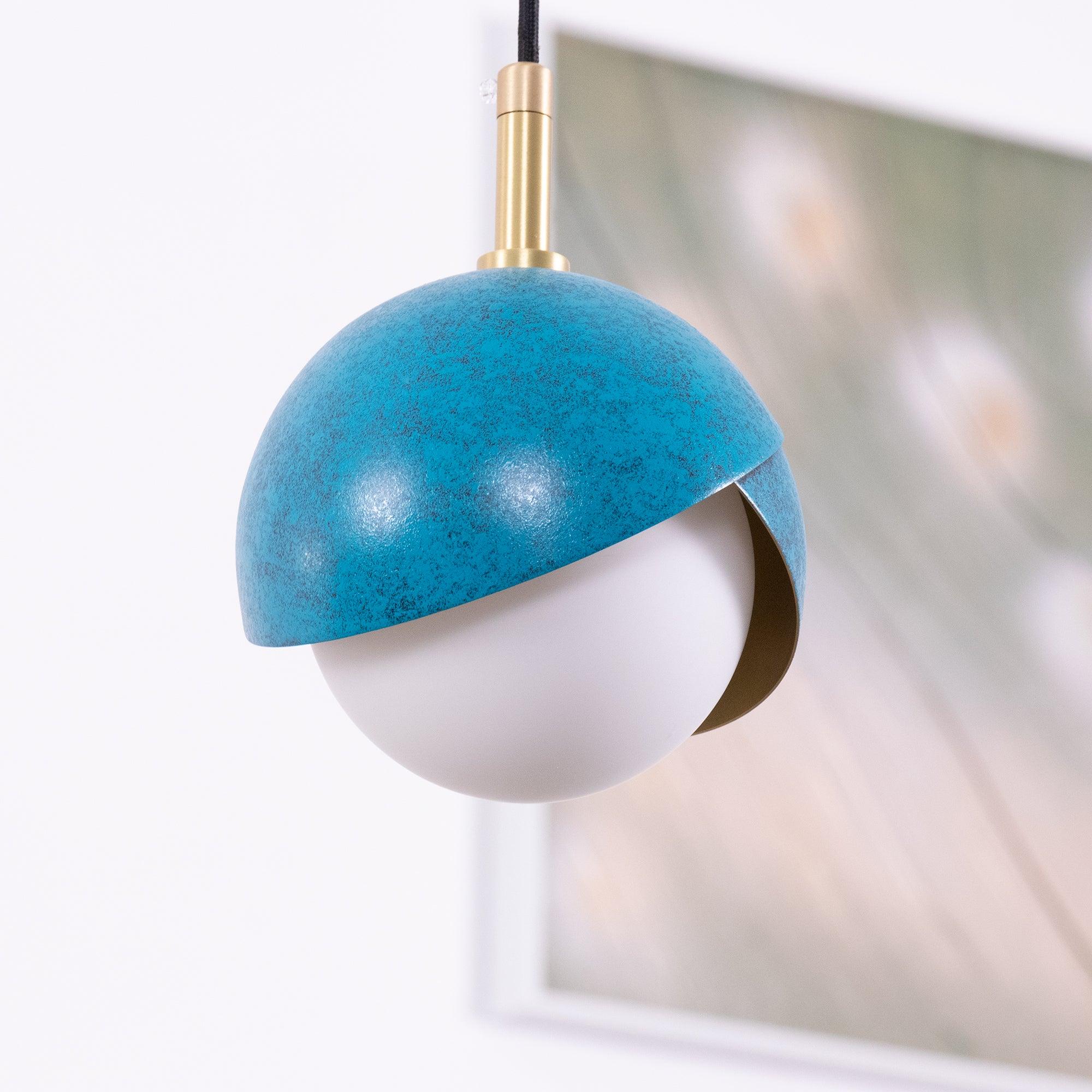 Solara Moderne Pendelleuchte Messing Geschachtelte Opalkugel-Letslighting