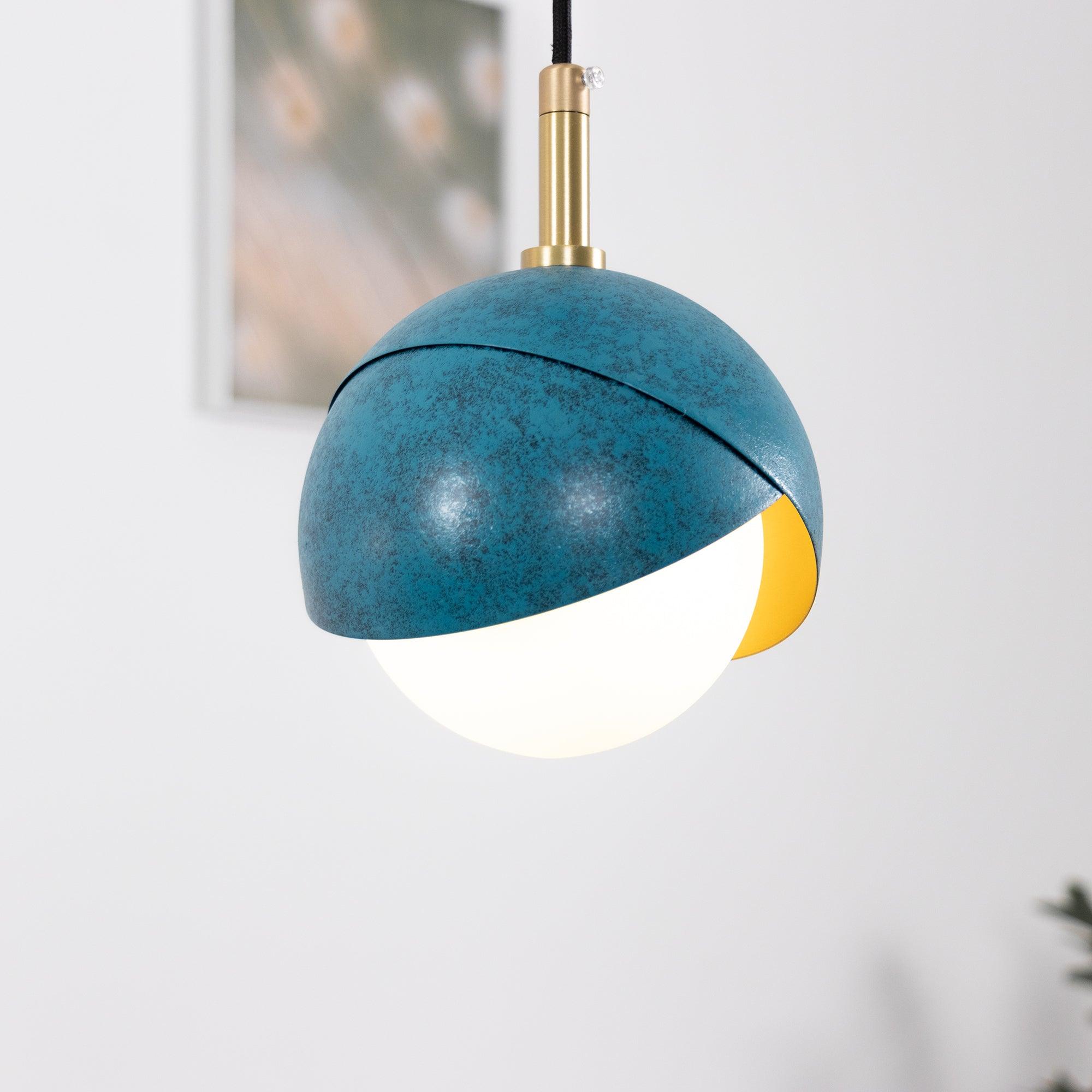 Solara Moderne Pendelleuchte Messing Geschachtelte Opalkugel-Letslighting