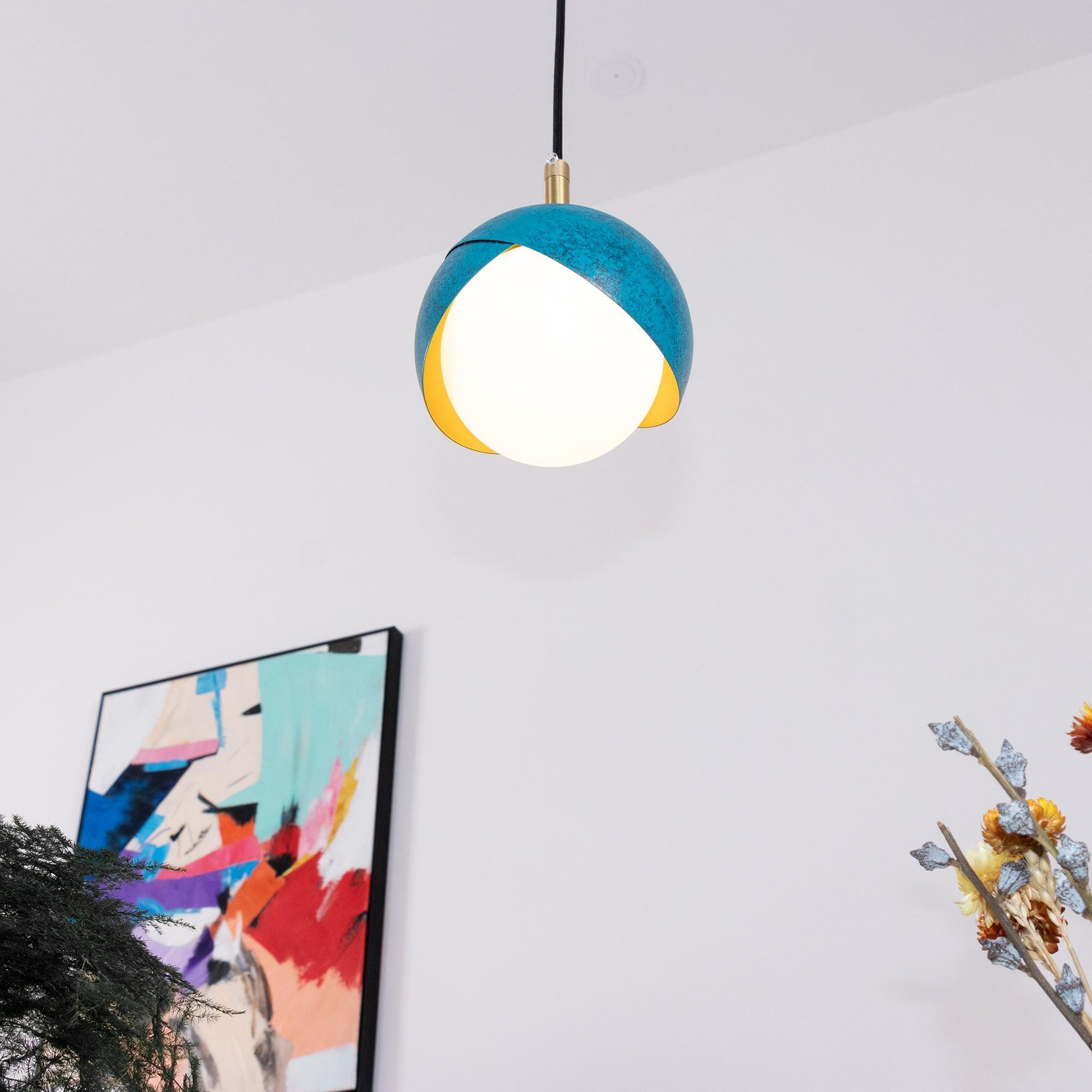 Solara Moderne Pendelleuchte Messing Geschachtelte Opalkugel-Letslighting