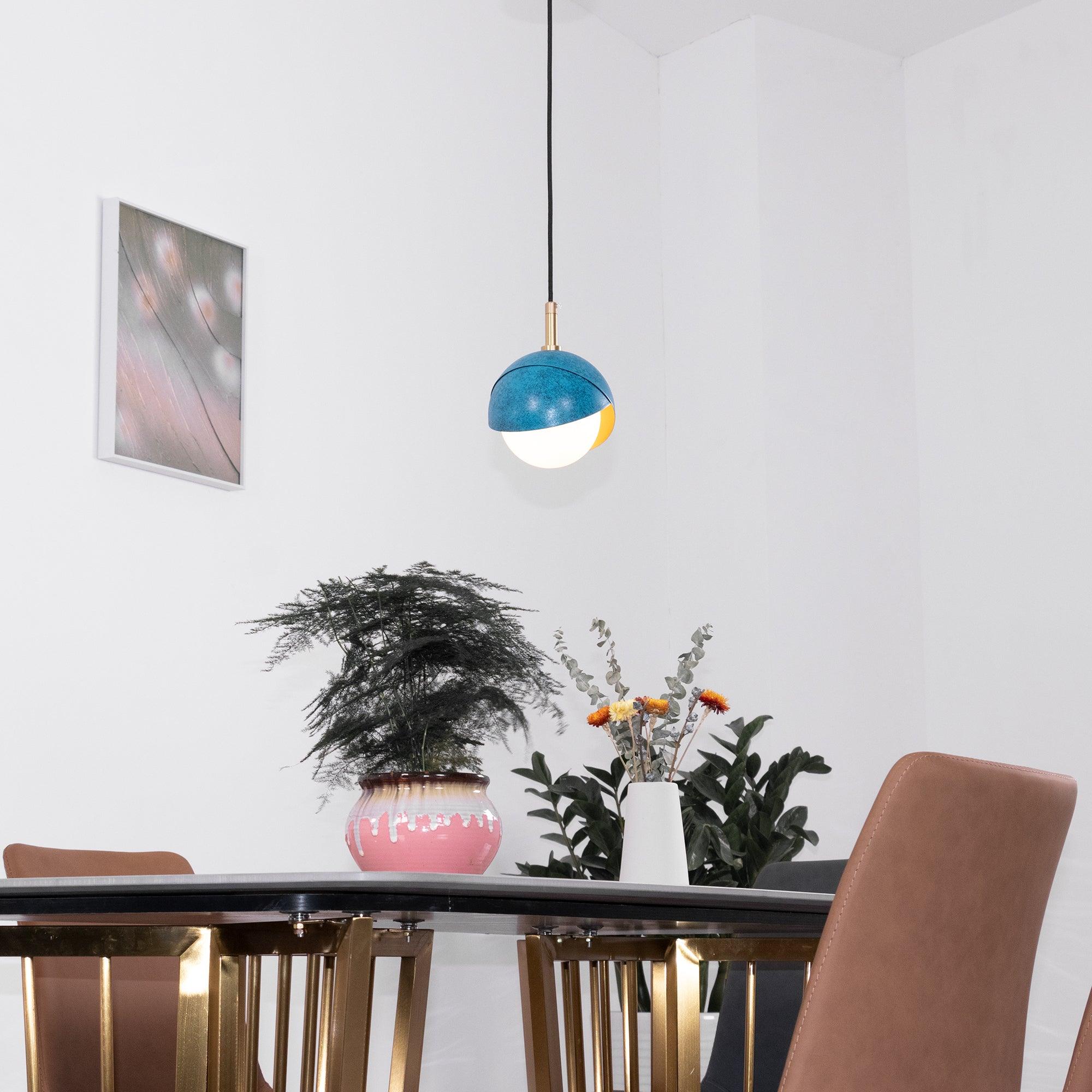 Solara Moderne Pendelleuchte Messing Geschachtelte Opalkugel-Letslighting