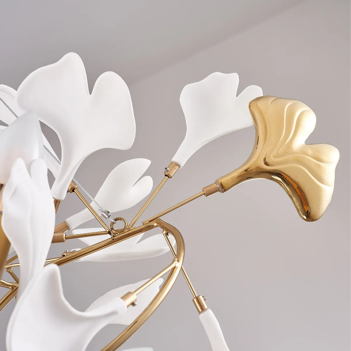 Olivia Modern Kronleuchter Blumen Gold/Weiß Wohnzimmer Metall/Keramik