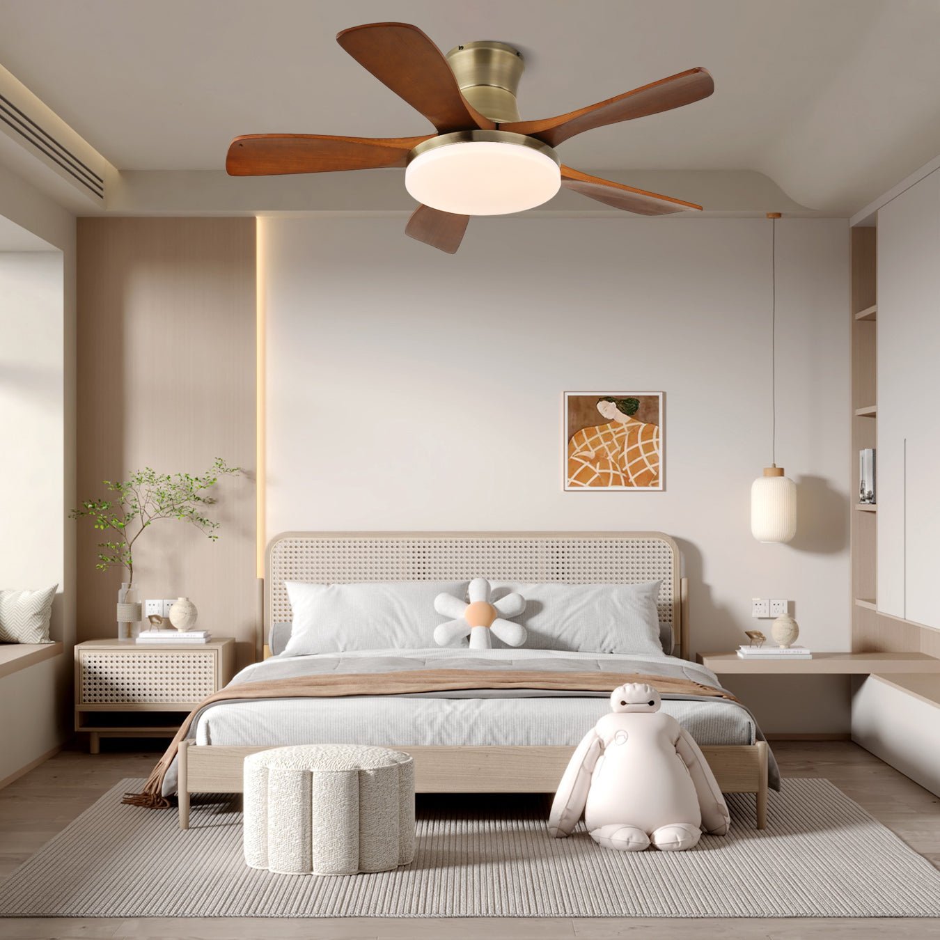Nahaufnahme der Brevo Deckenventilatorleuchte, die ihre Walnussholzflügel und das Messing-Finish zeigt.