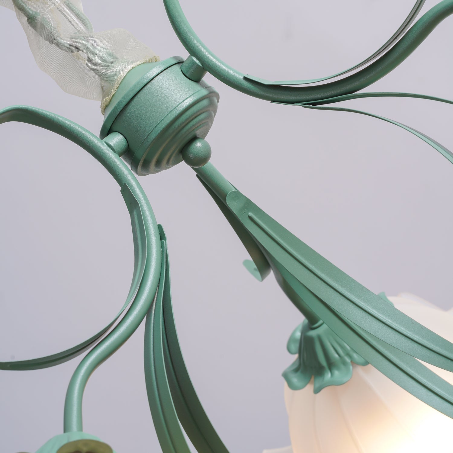 Lustra Kronleuchter Blume mit Blütenblättern und Blättern-Letslighting