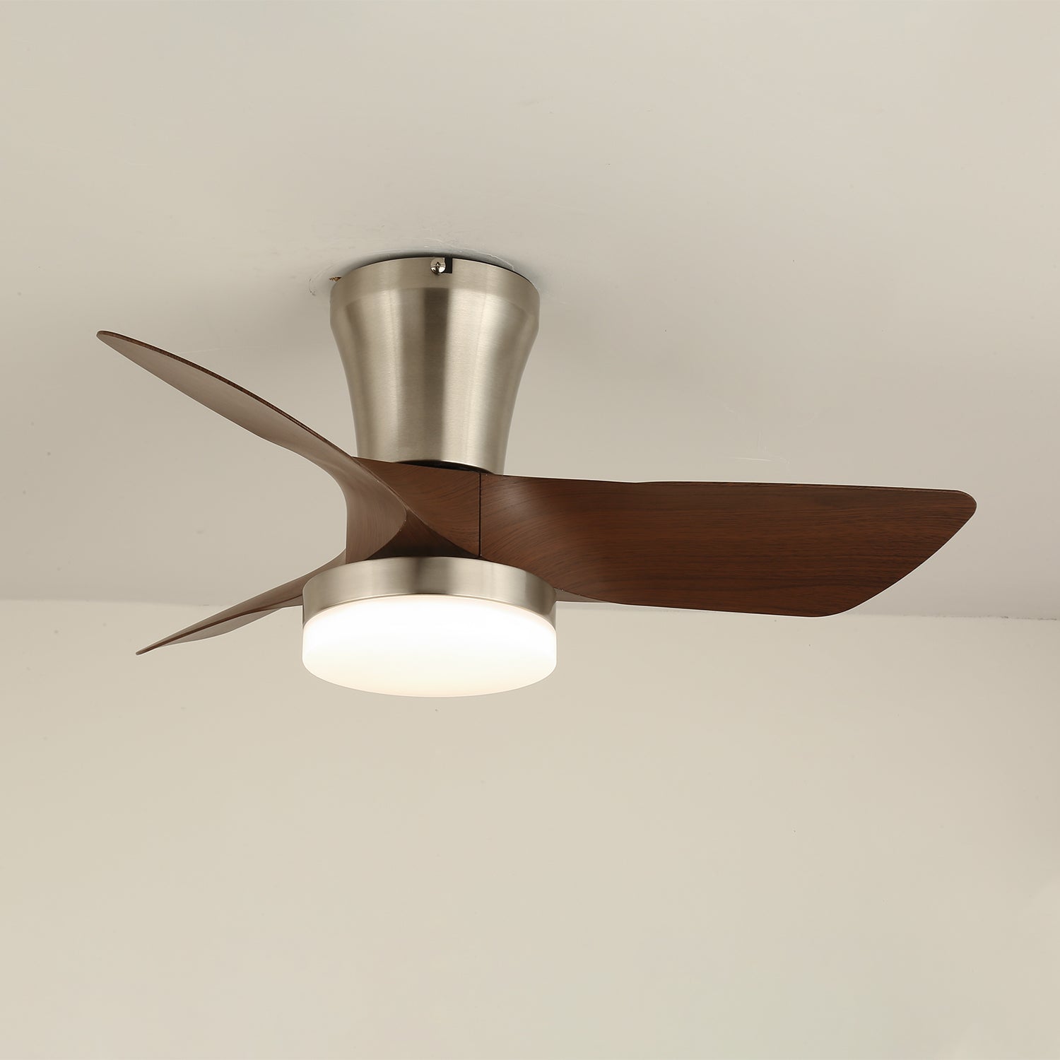 Detail des Metallrahmens und des Acrylschirms des Trivon Deckenventilators