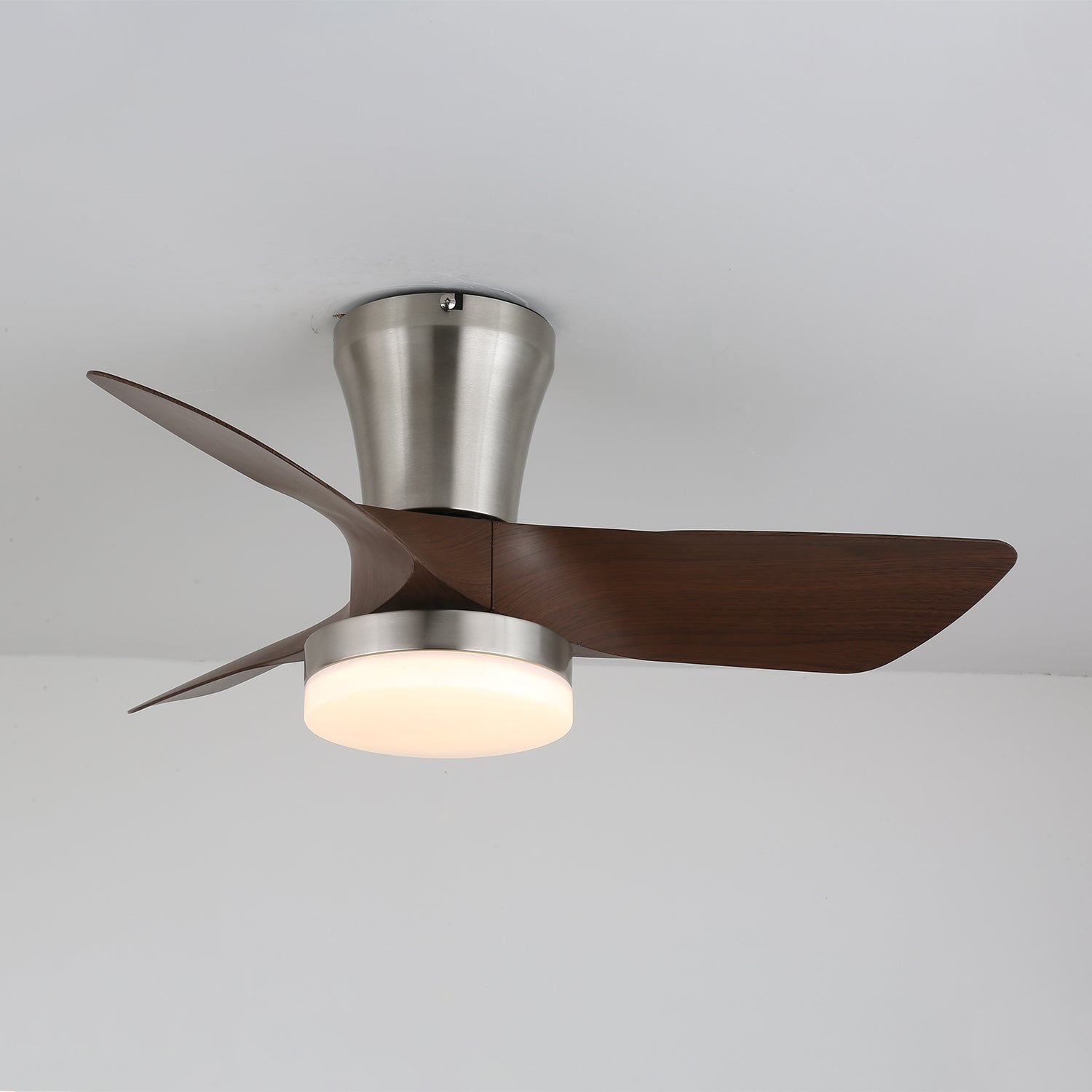Trivon Moderner Deckenventilator aus Holz, zeigt integrierte LED