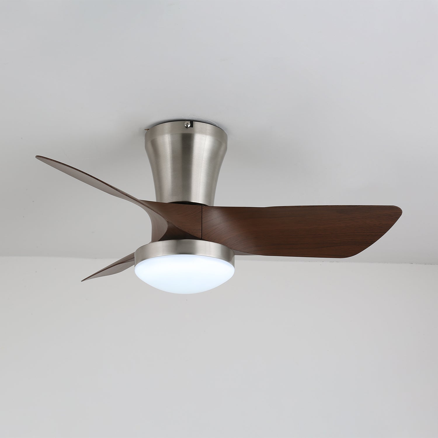 Seitenansicht des Trivon Modernen Deckenventilators aus Holz, zeigt schlankes Profil