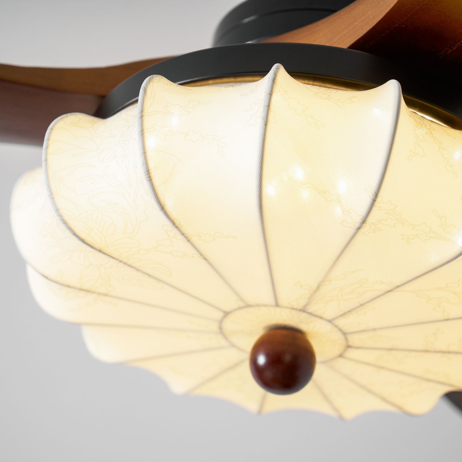 Jasper Bloom Deckenventilatorleuchte, die ihr elegantes Design zeigt